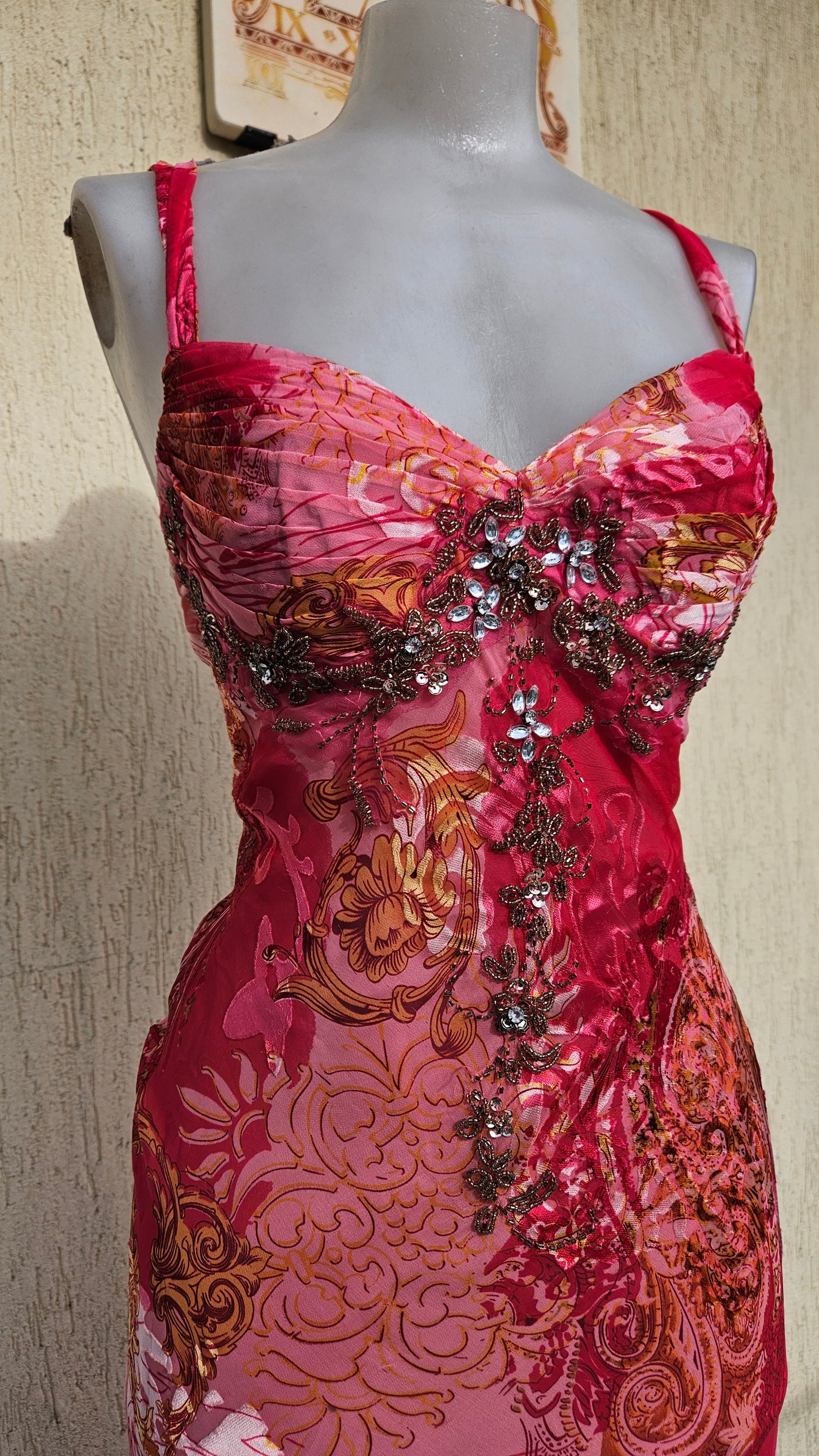 Longue robe rose en soie