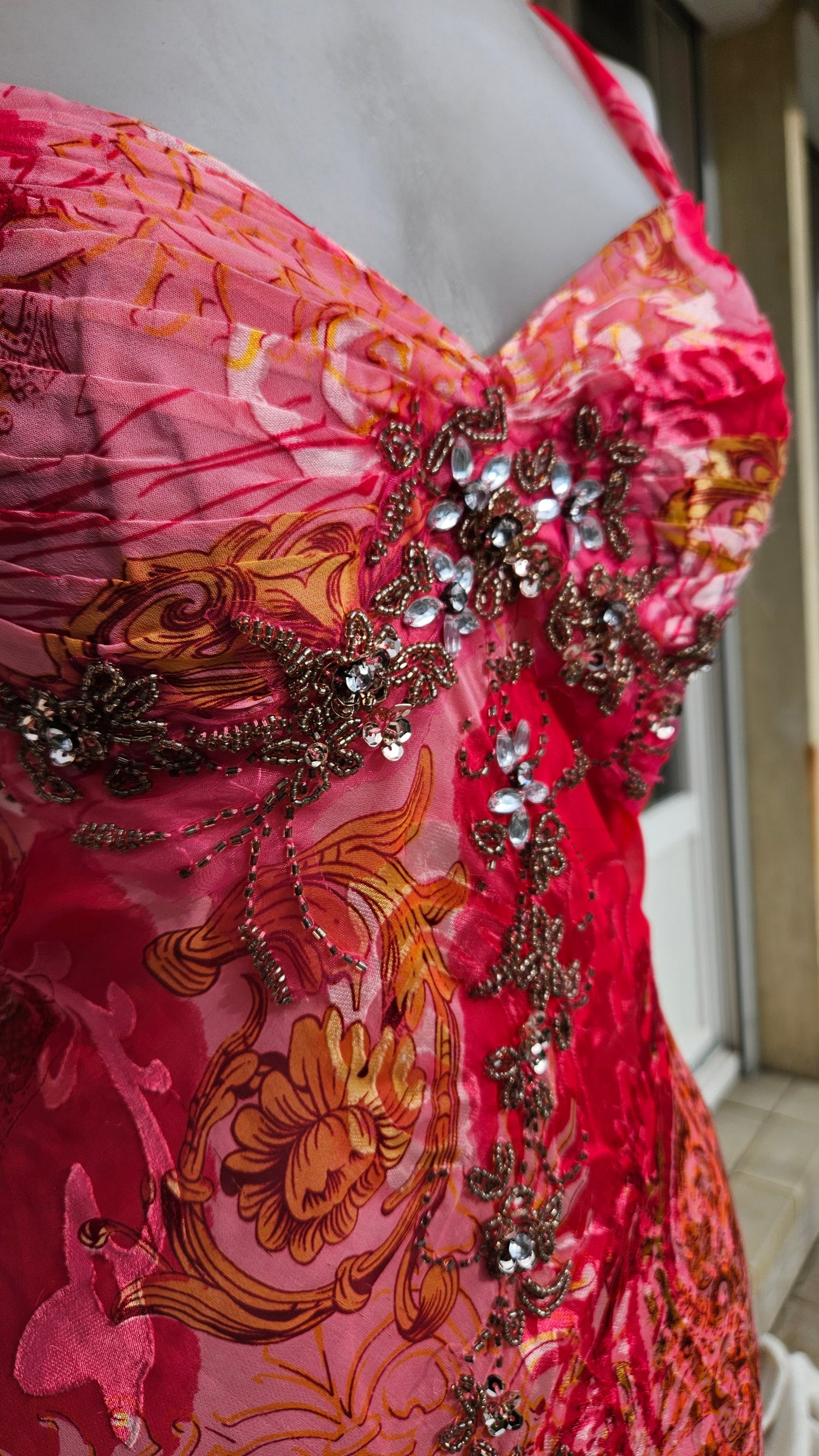 Longue robe rose en soie