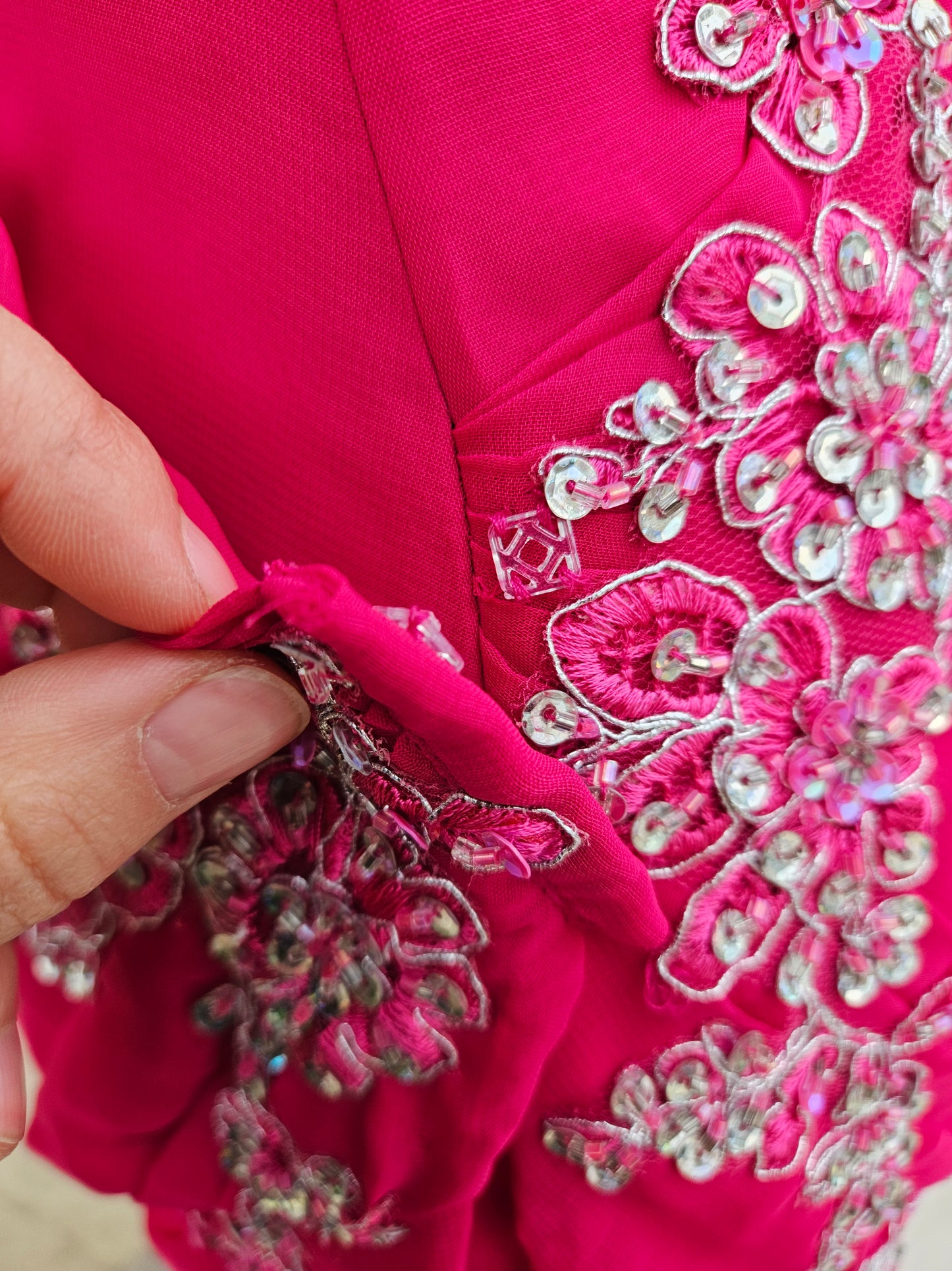 Longue robe brodée rose