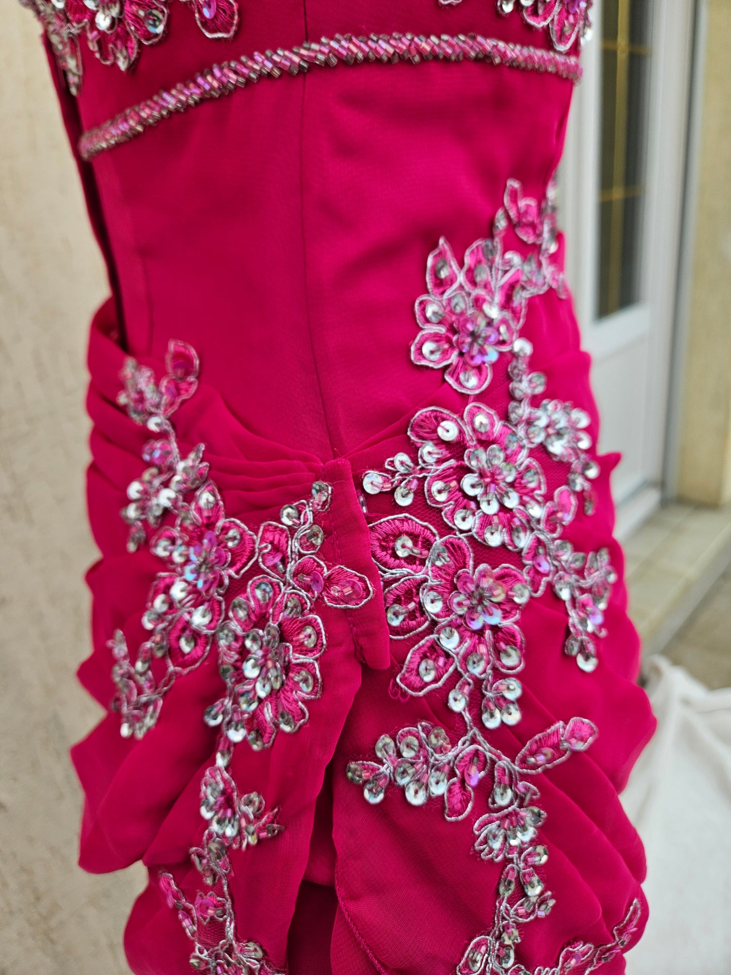 Longue robe brodée rose