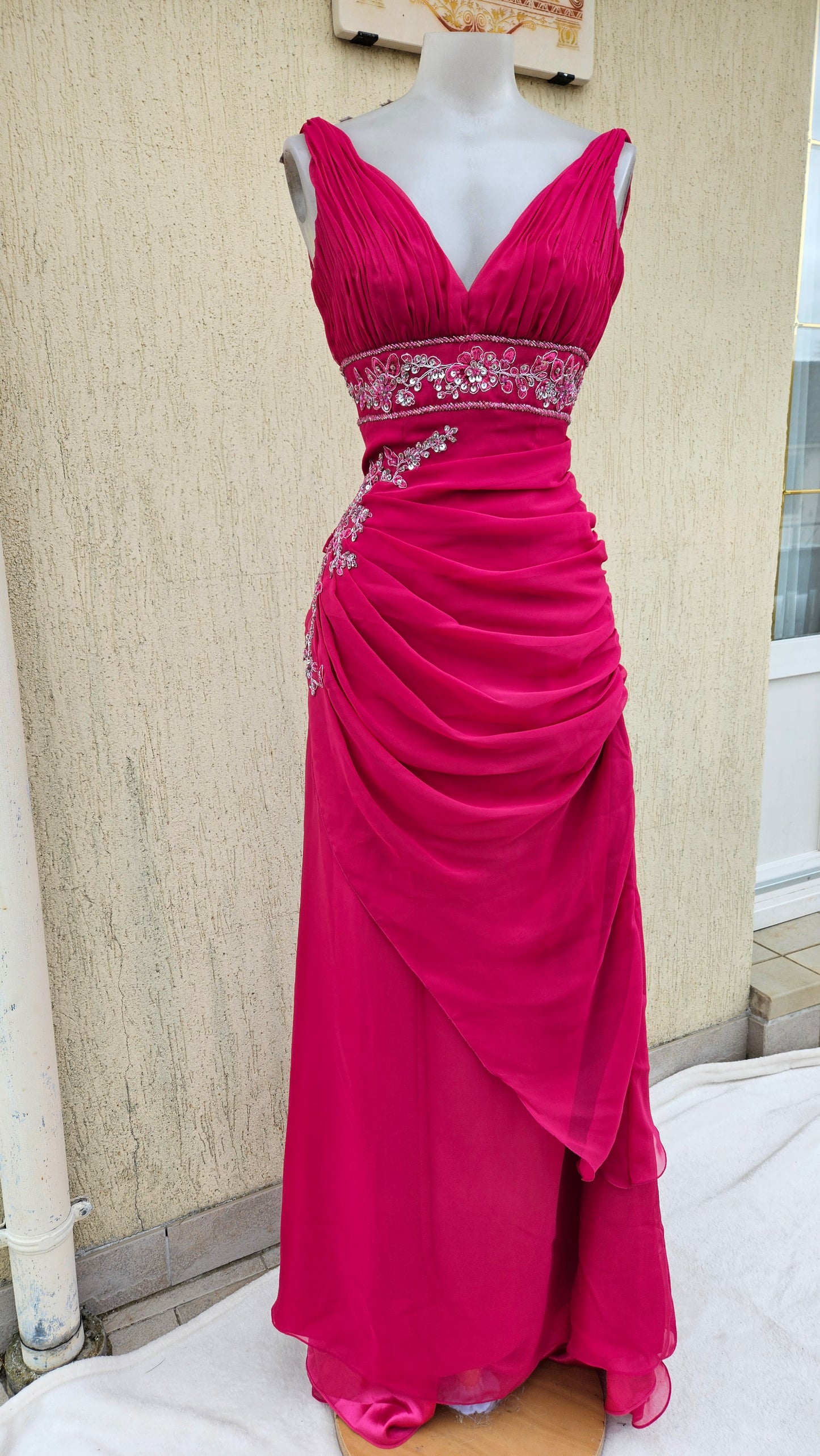 Longue robe brodée rose