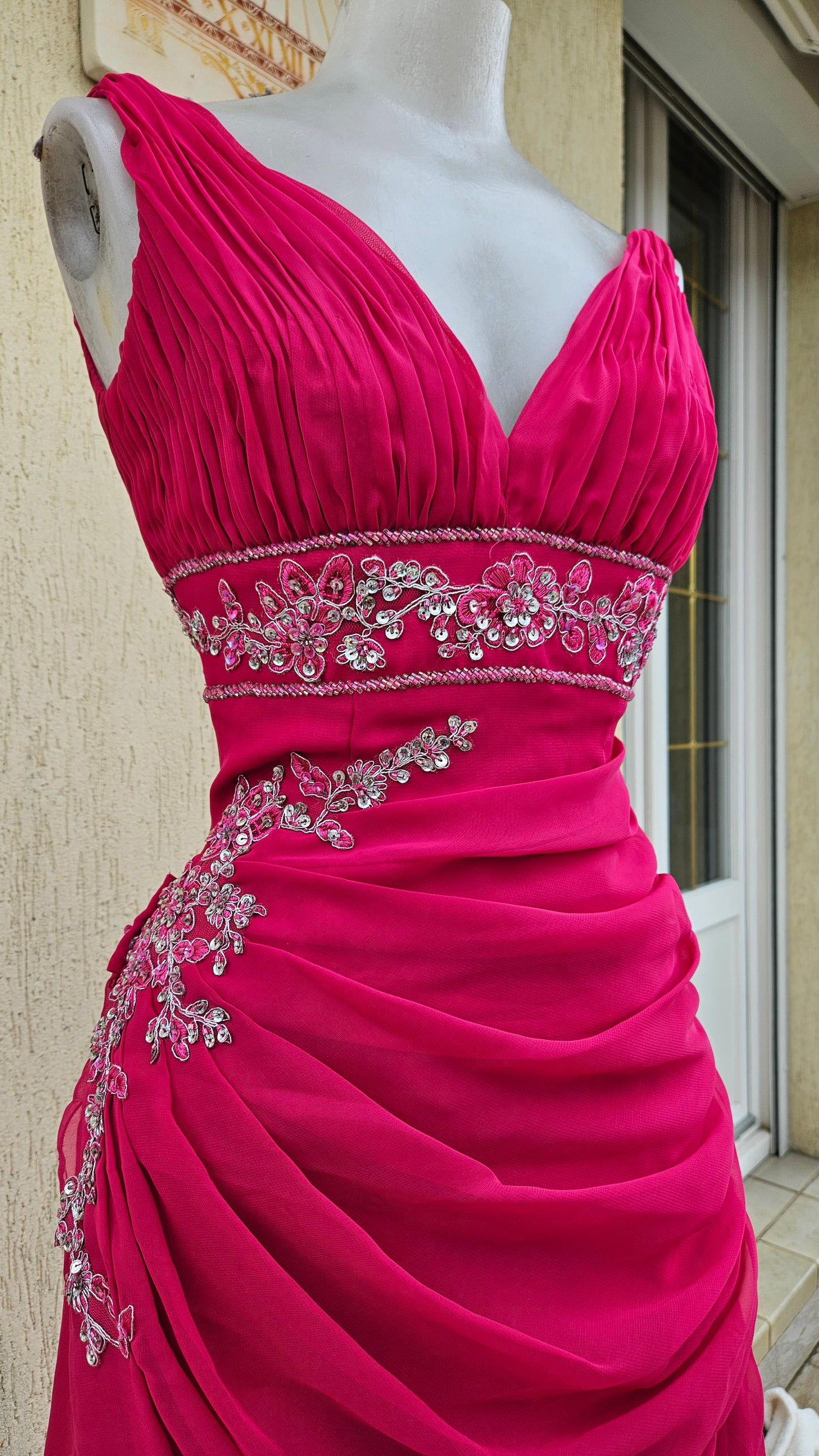 Longue robe brodée rose