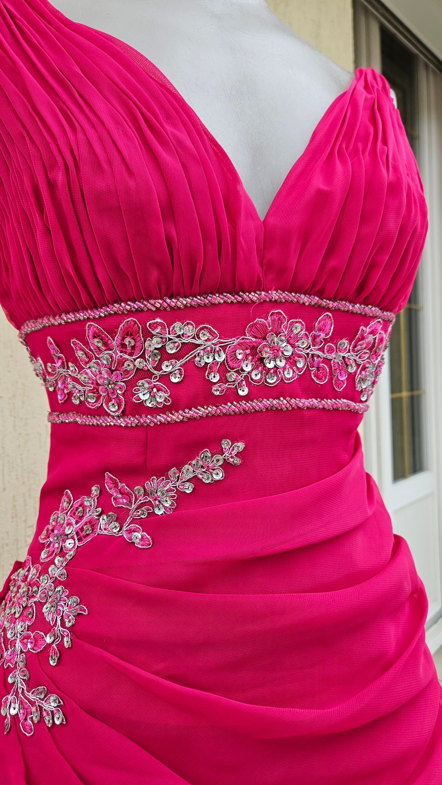 Longue robe brodée rose