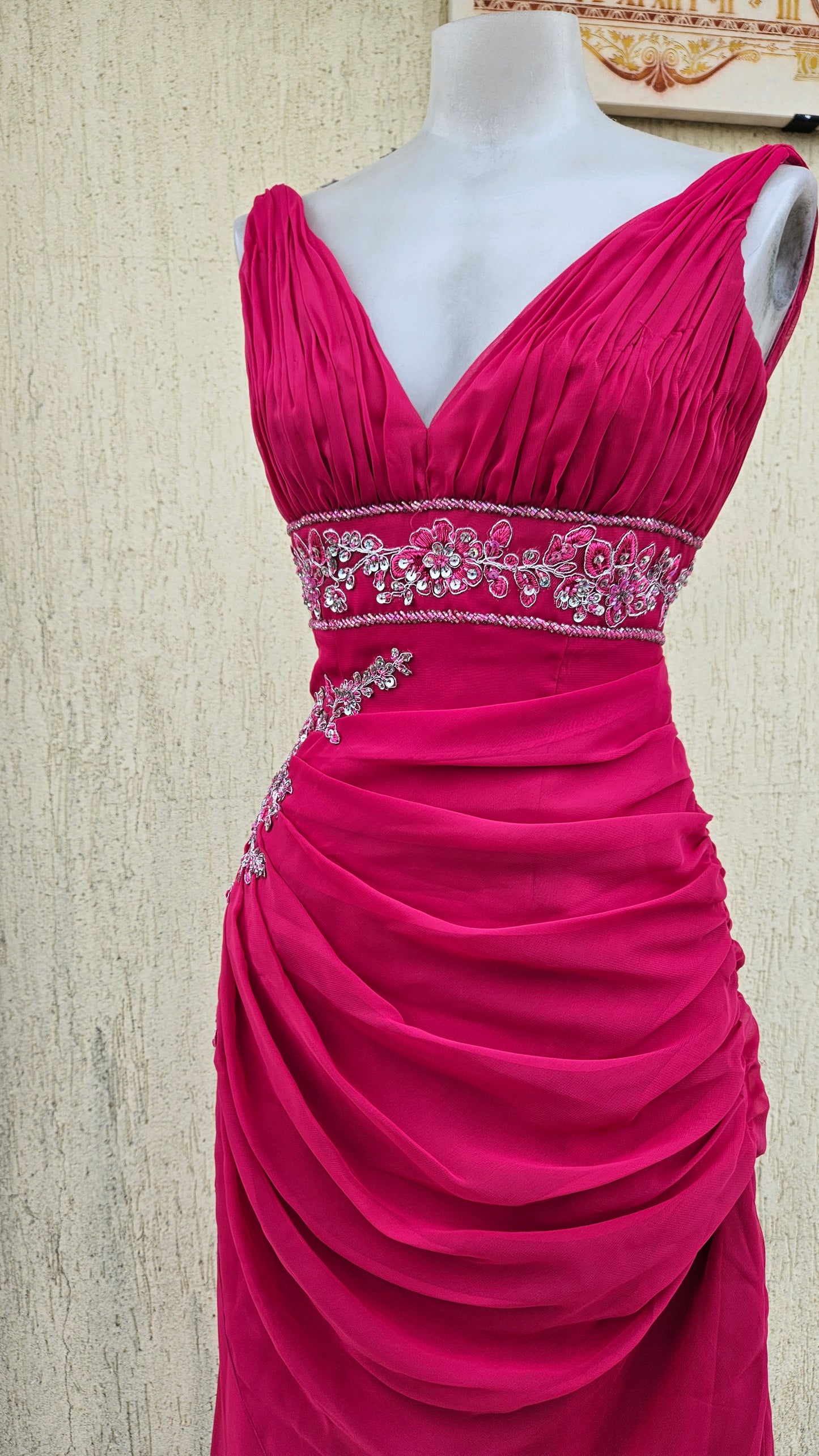 Longue robe brodée rose