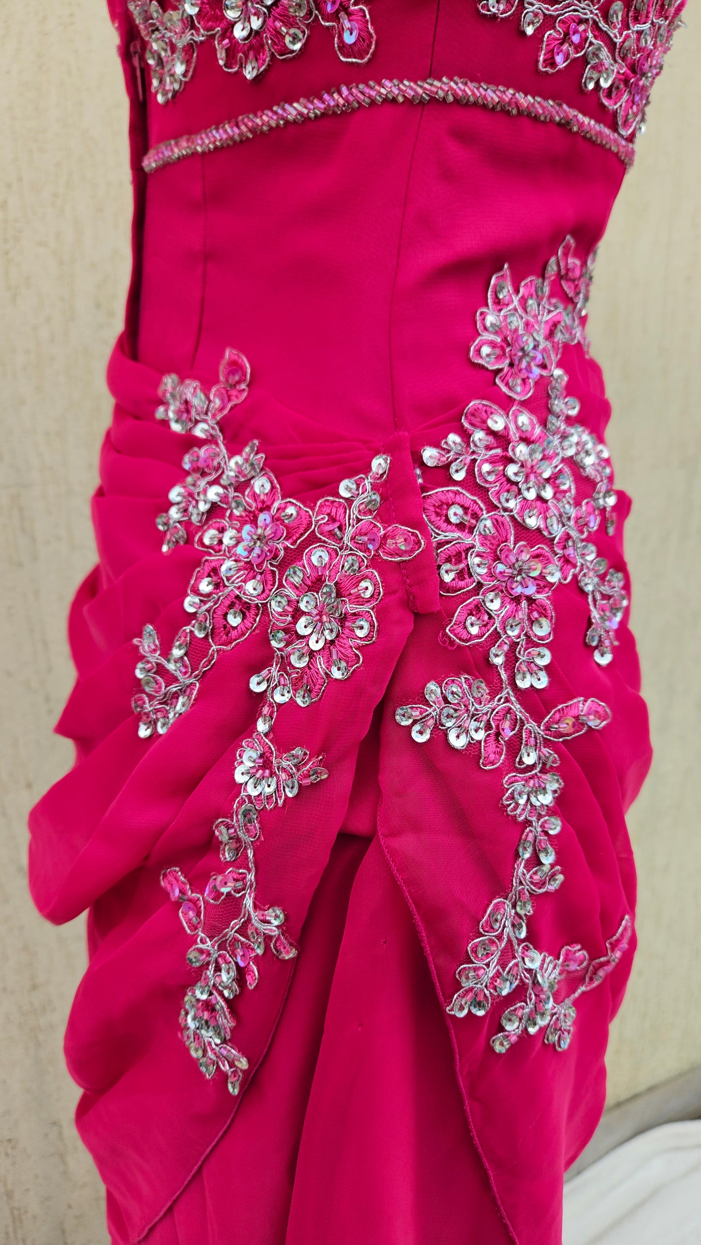 Longue robe brodée rose