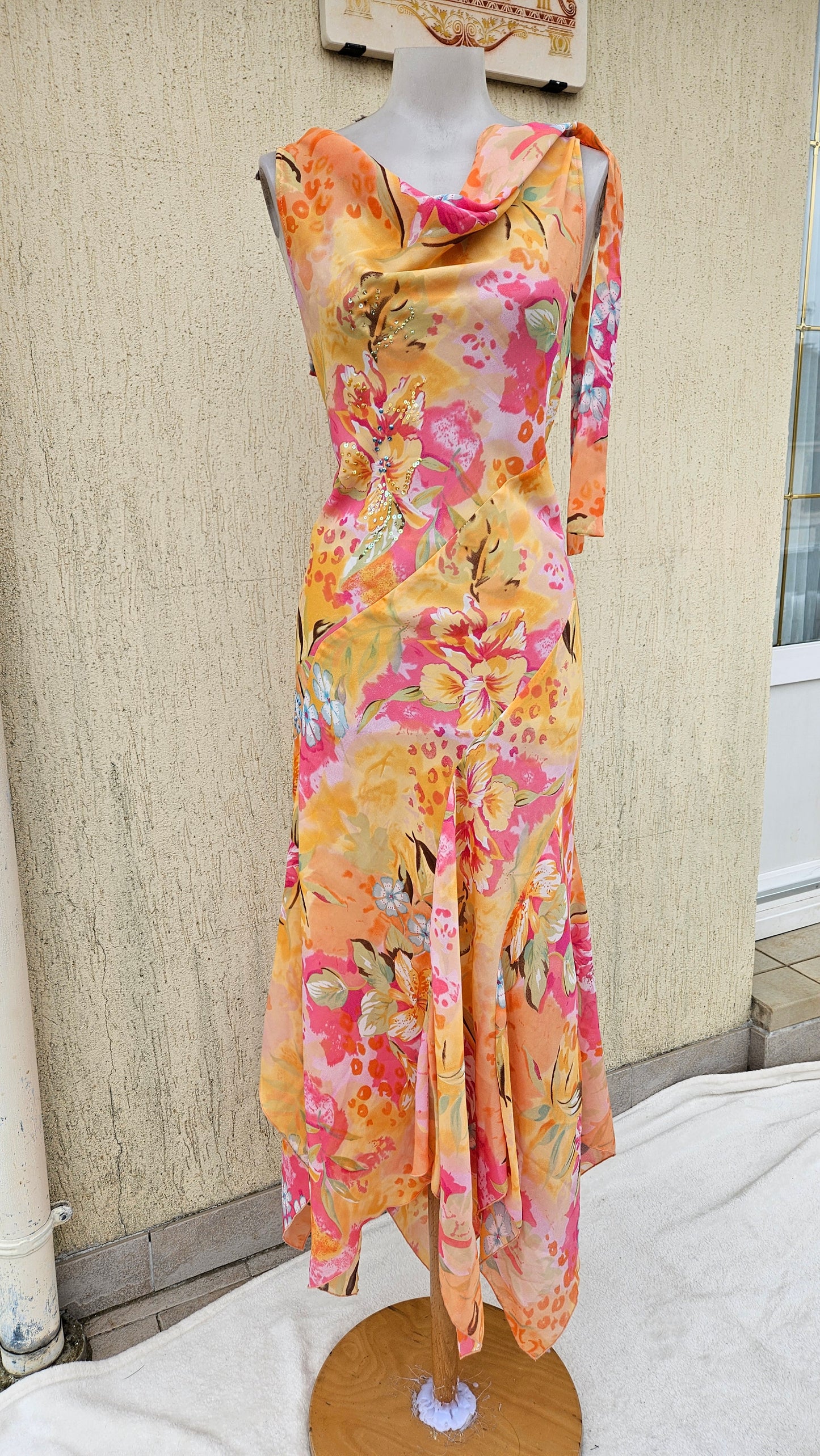 Robe asymétrique en voile tons roses et orange