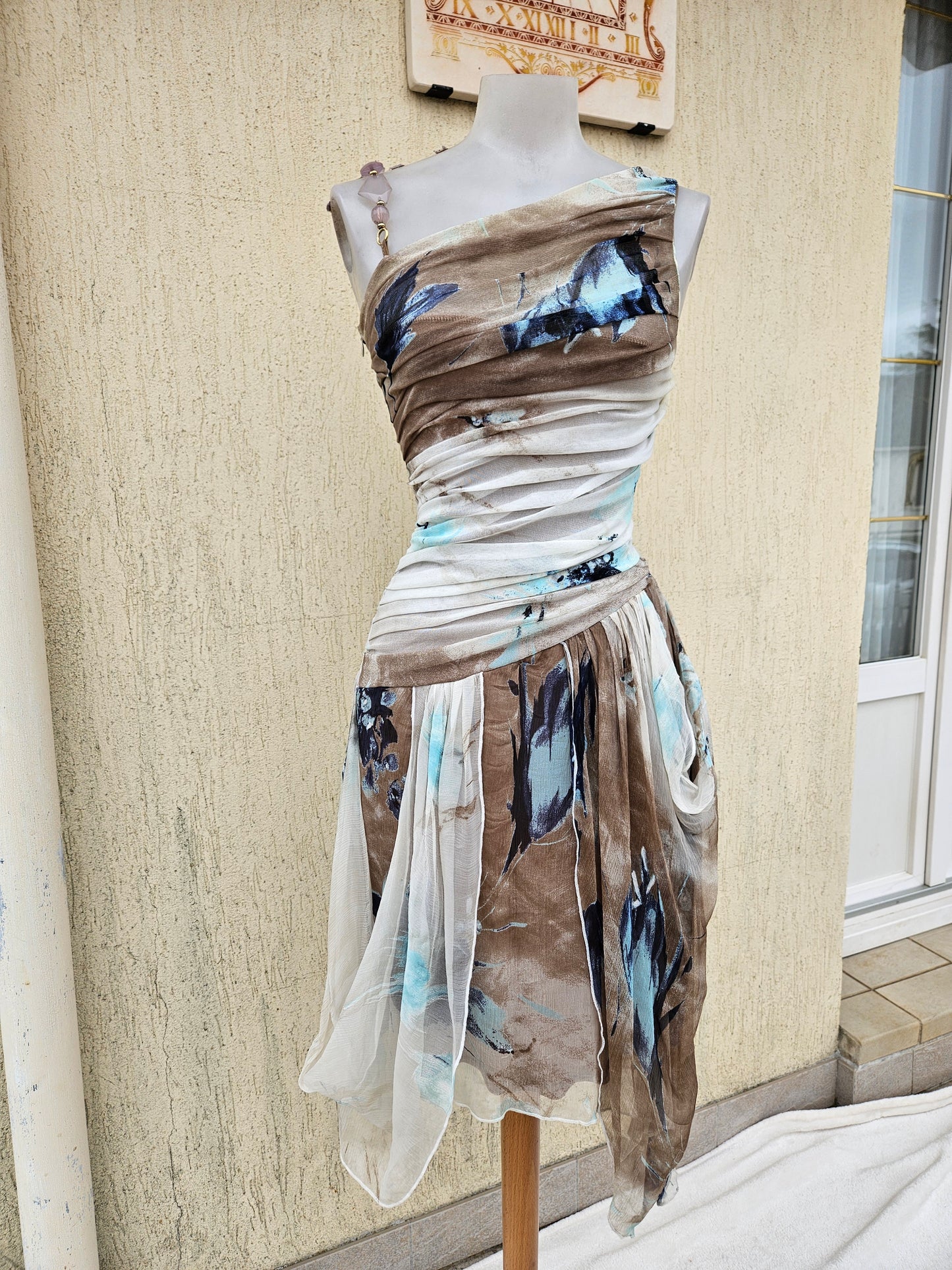 Robe asymétrique motif abstrait