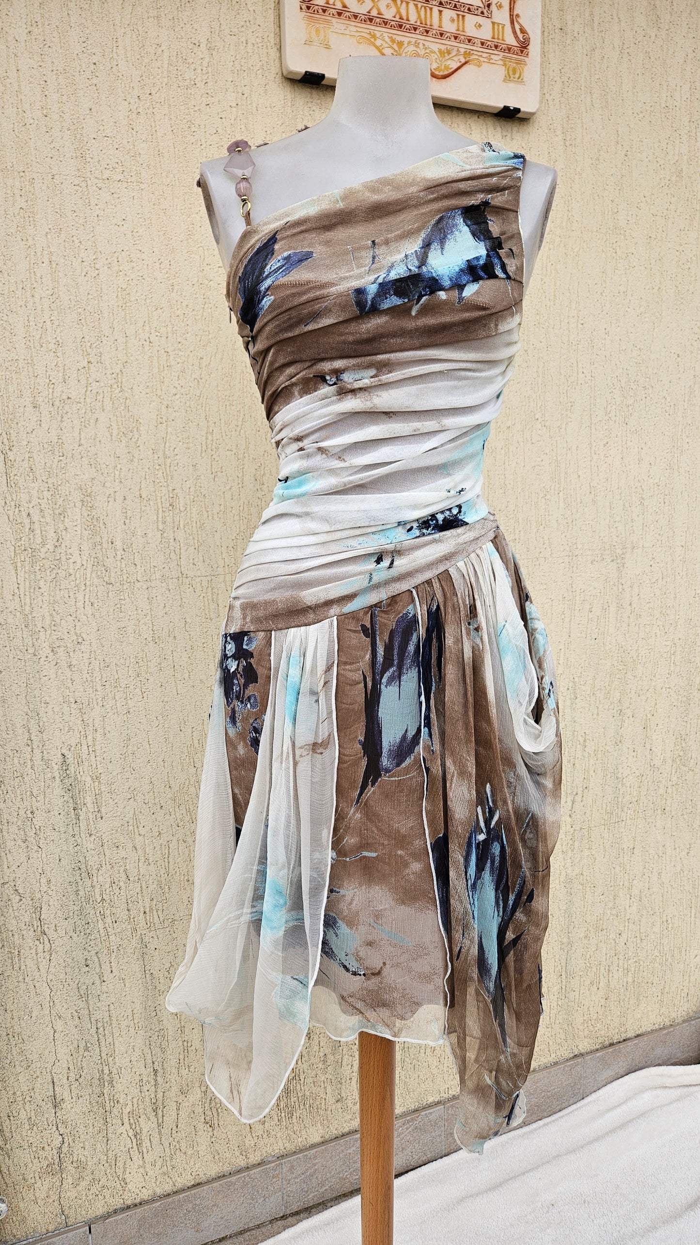 Robe asymétrique motif abstrait
