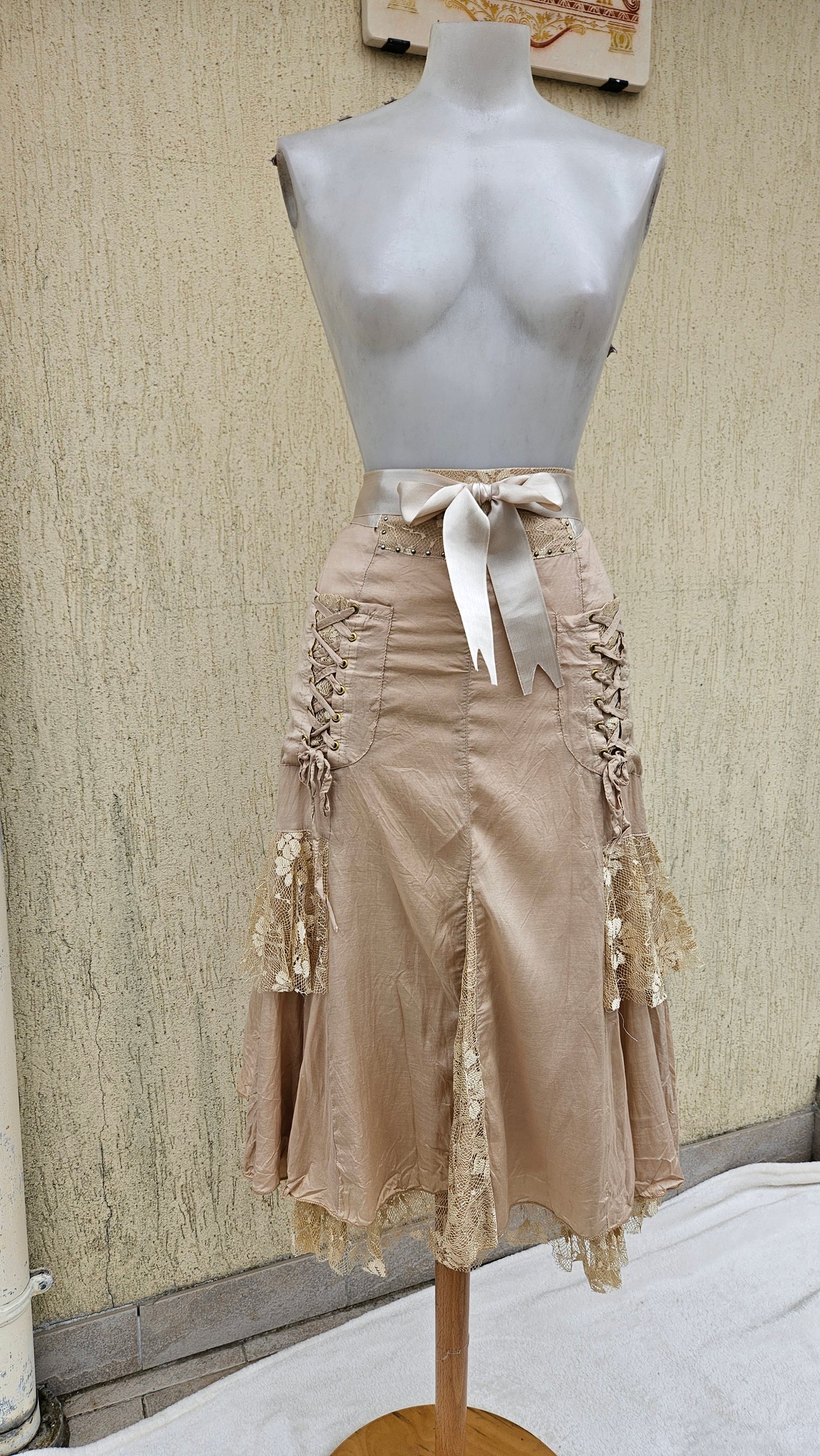 Ensemble beige haut et jupe