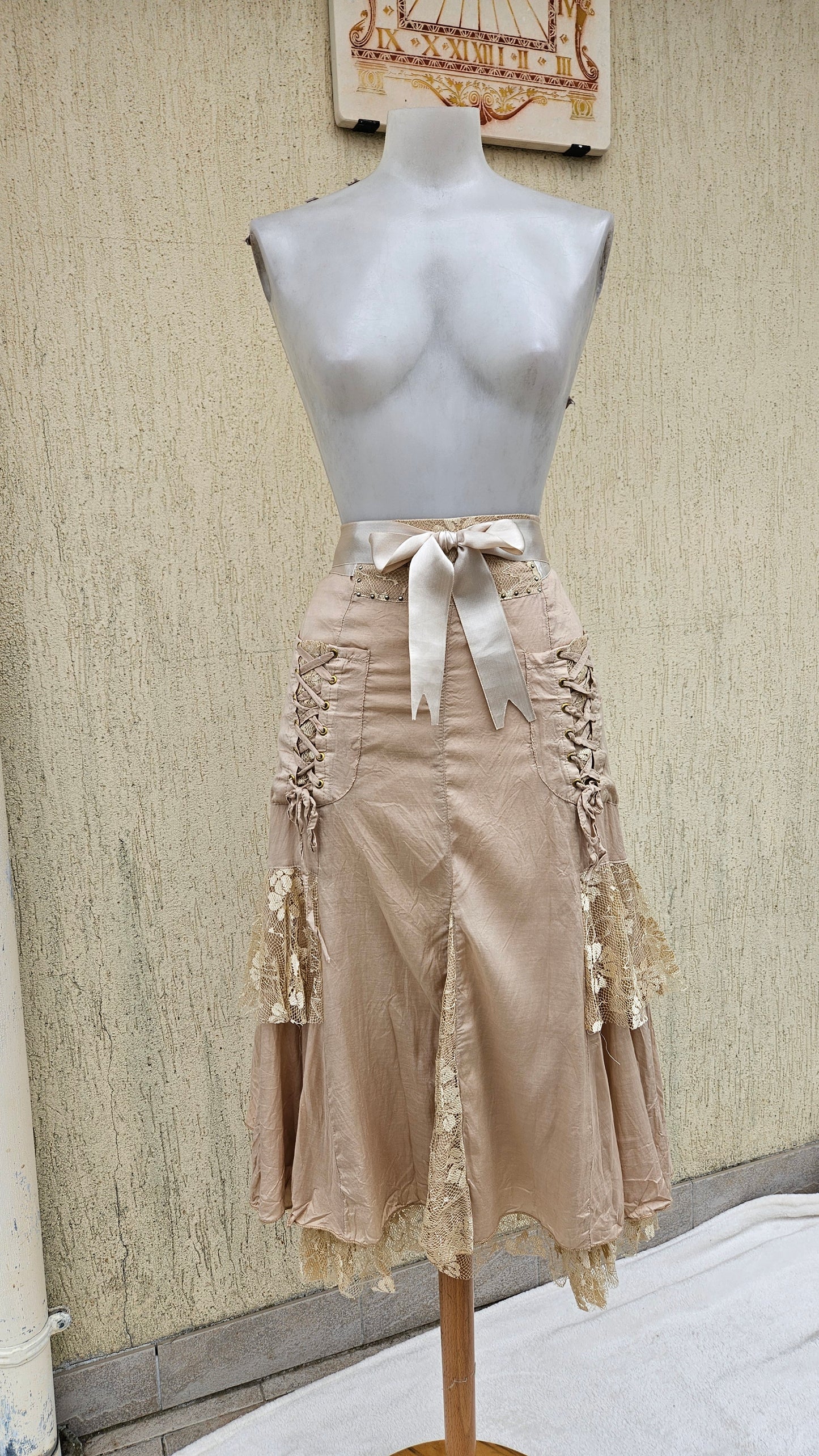 Ensemble beige haut et jupe