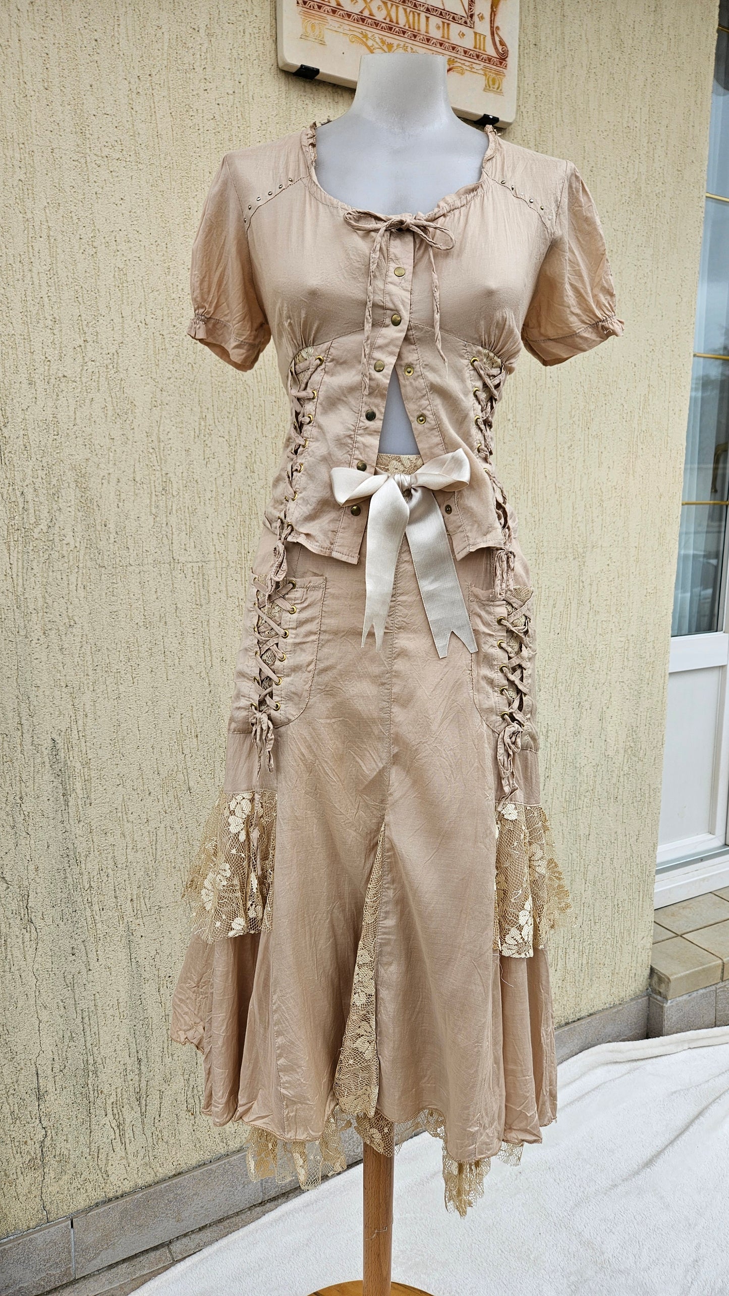Ensemble beige haut et jupe