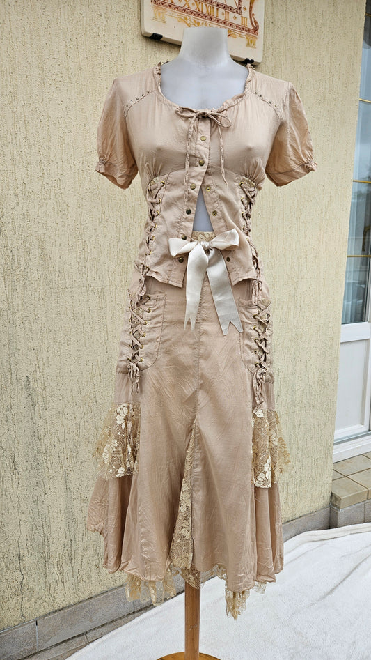 Ensemble beige haut et jupe