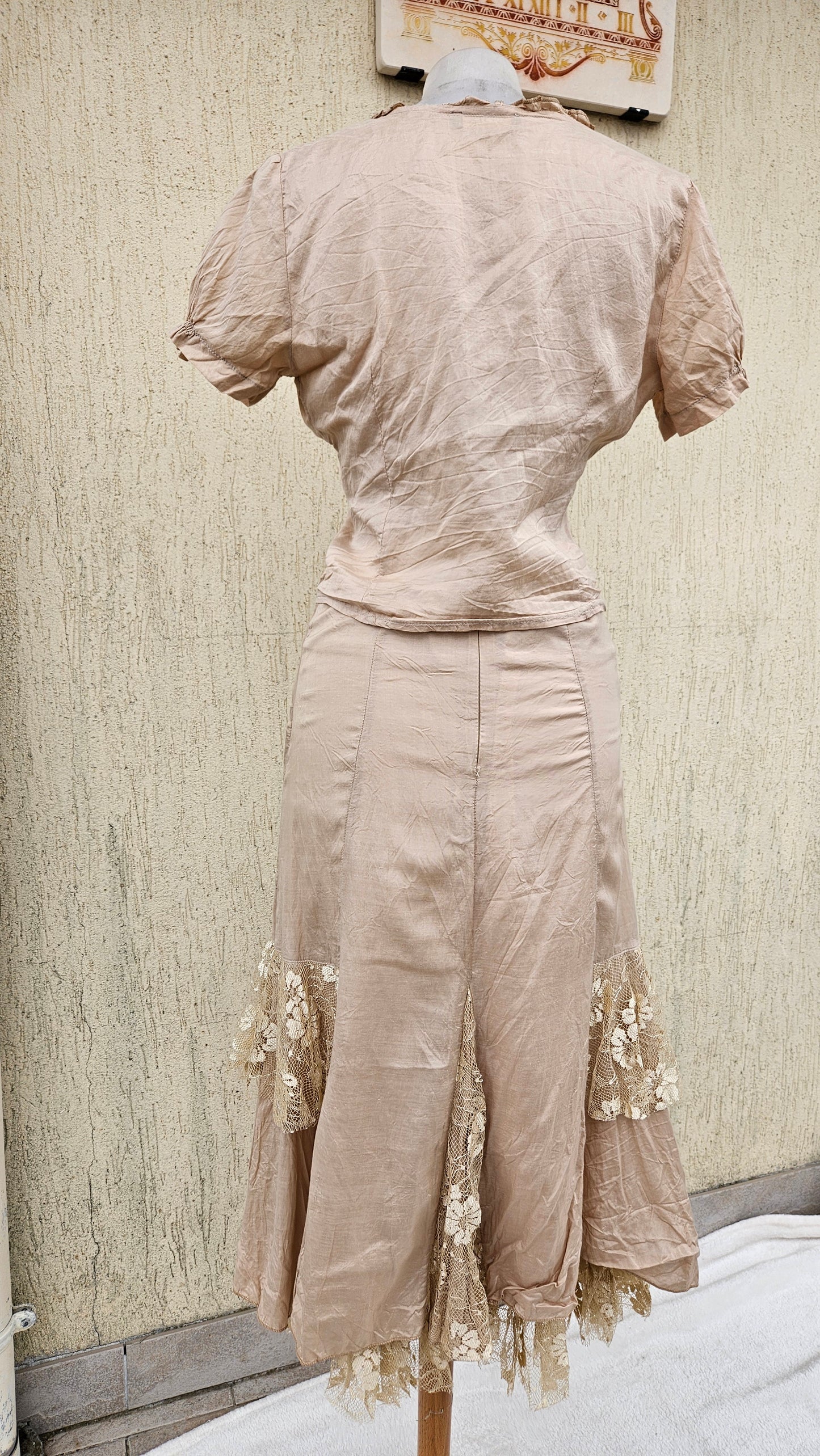 Ensemble beige haut et jupe