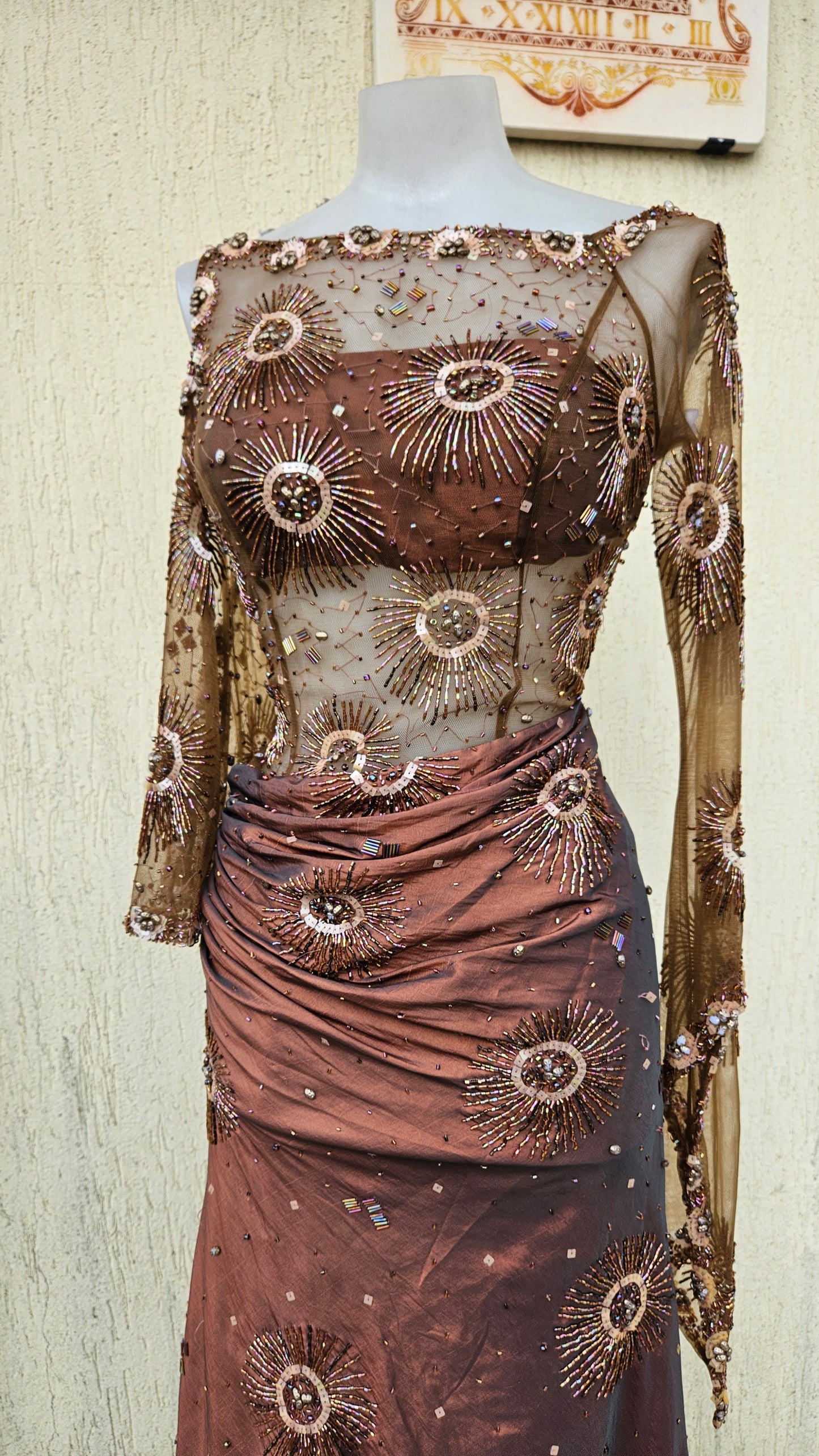 Robe de soirée manches longues et asymétriques