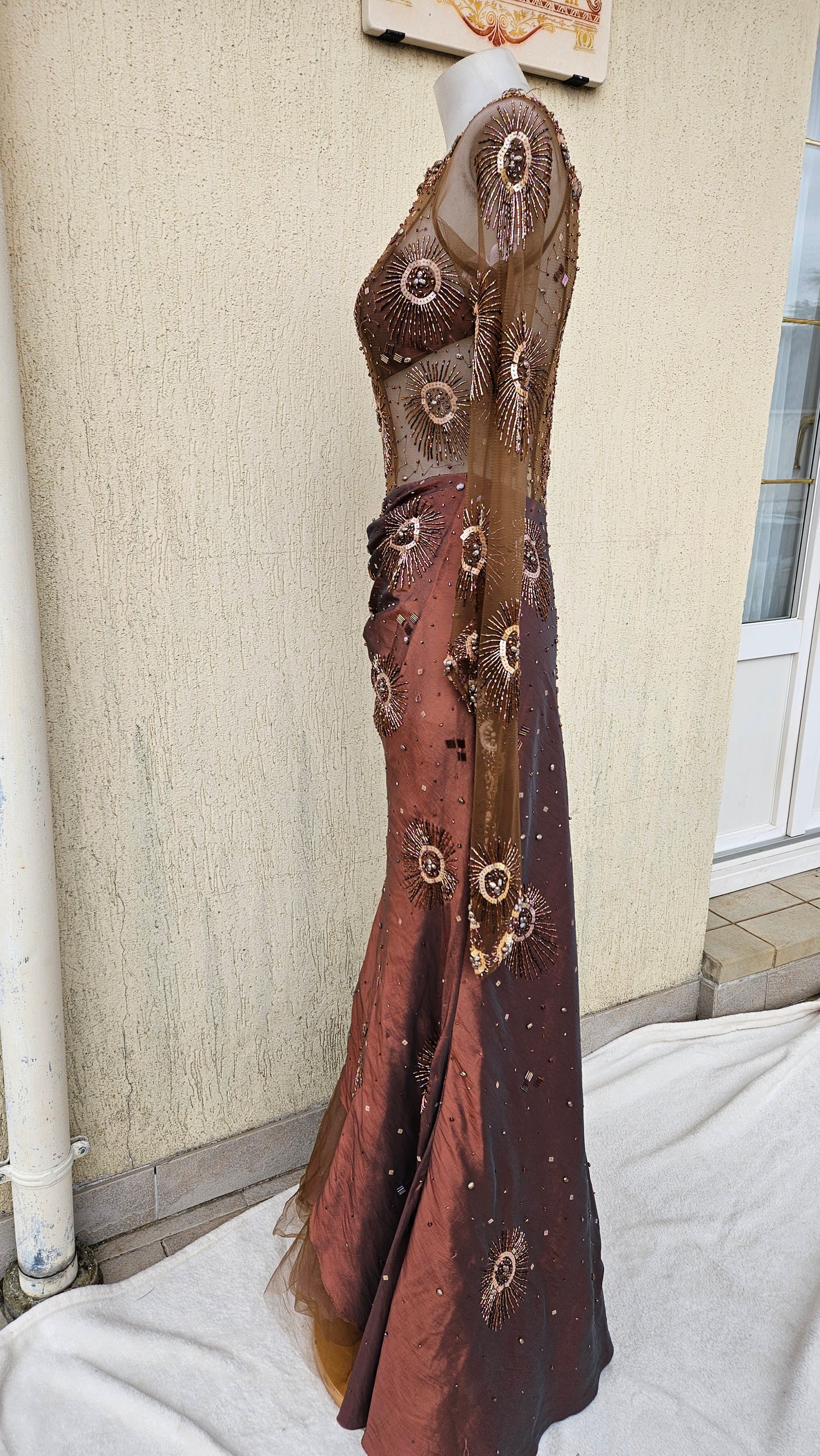 Robe de soirée manches longues et asymétriques