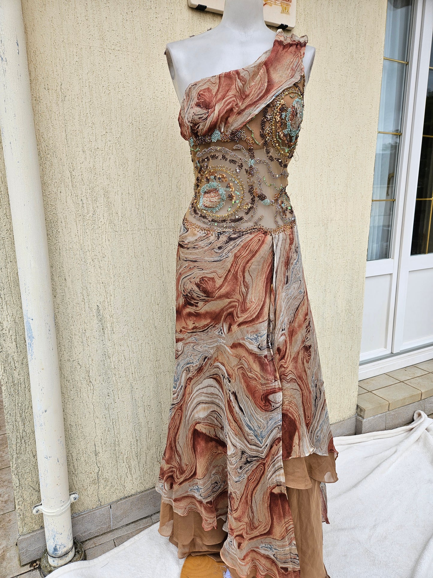 Maxi robe en soie brodée
