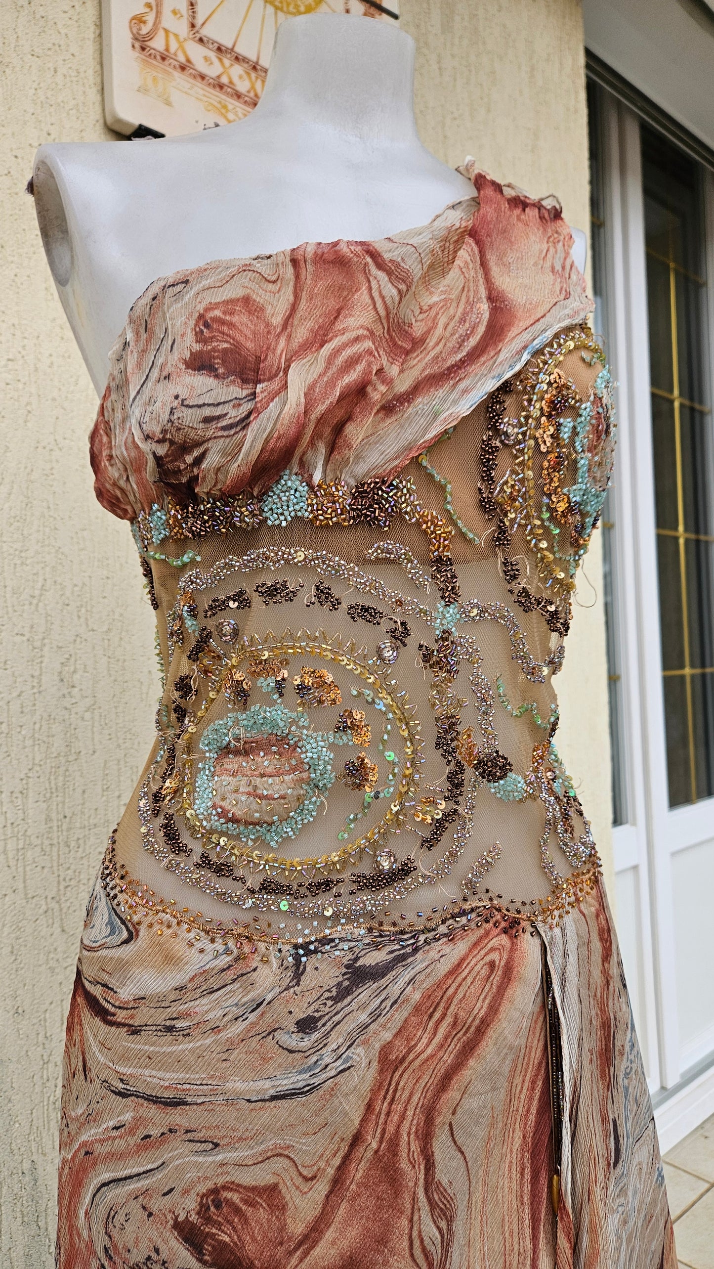 Maxi robe en soie brodée