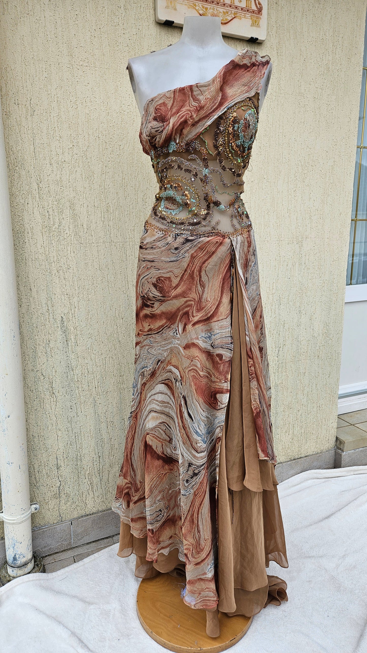 Maxi robe en soie brodée