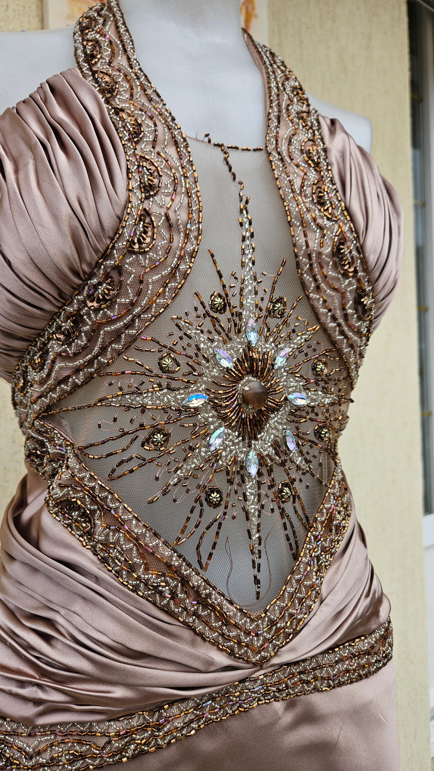 Robe dos nu satinée et brodée