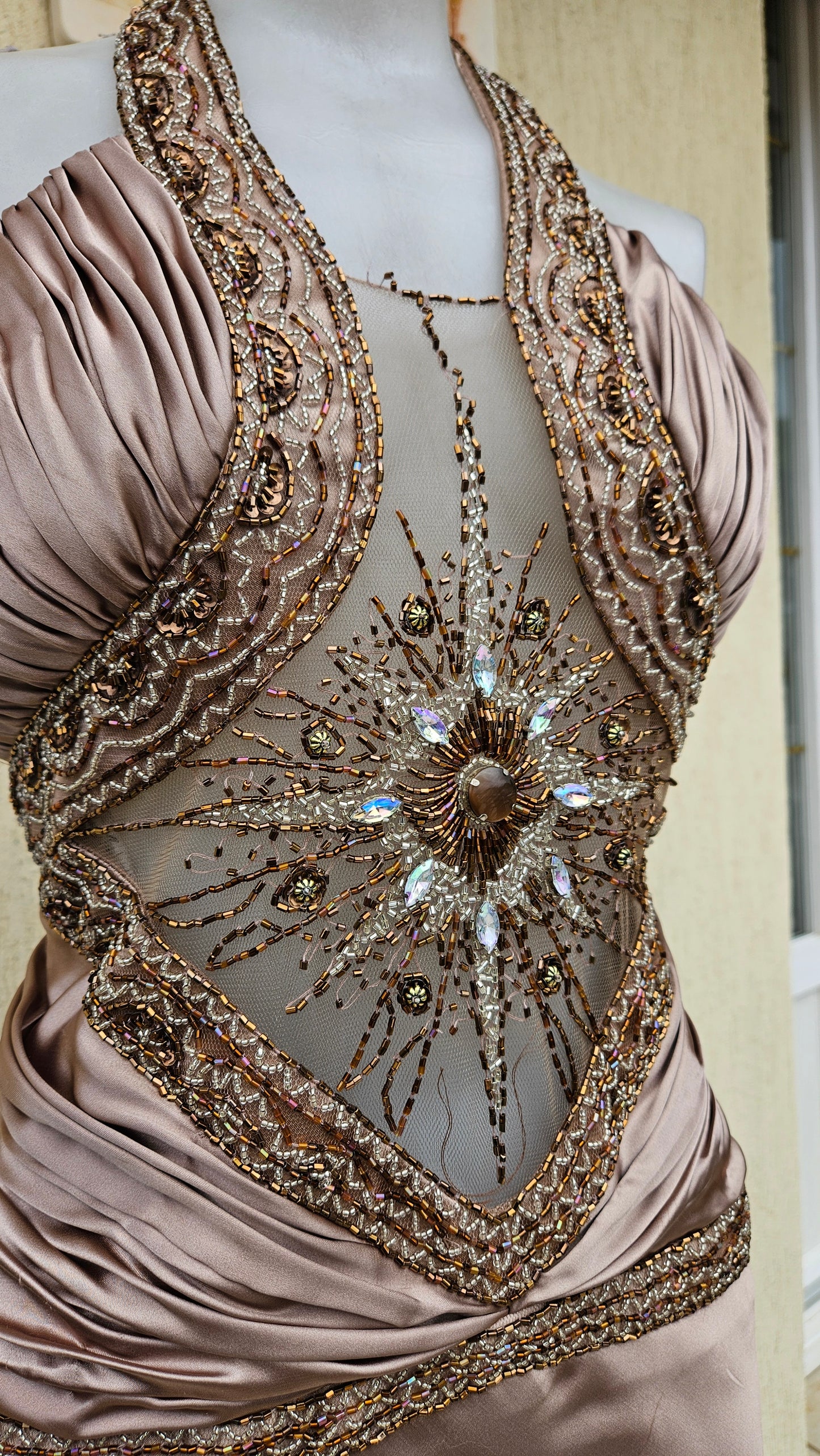 Robe dos nu satinée et brodée