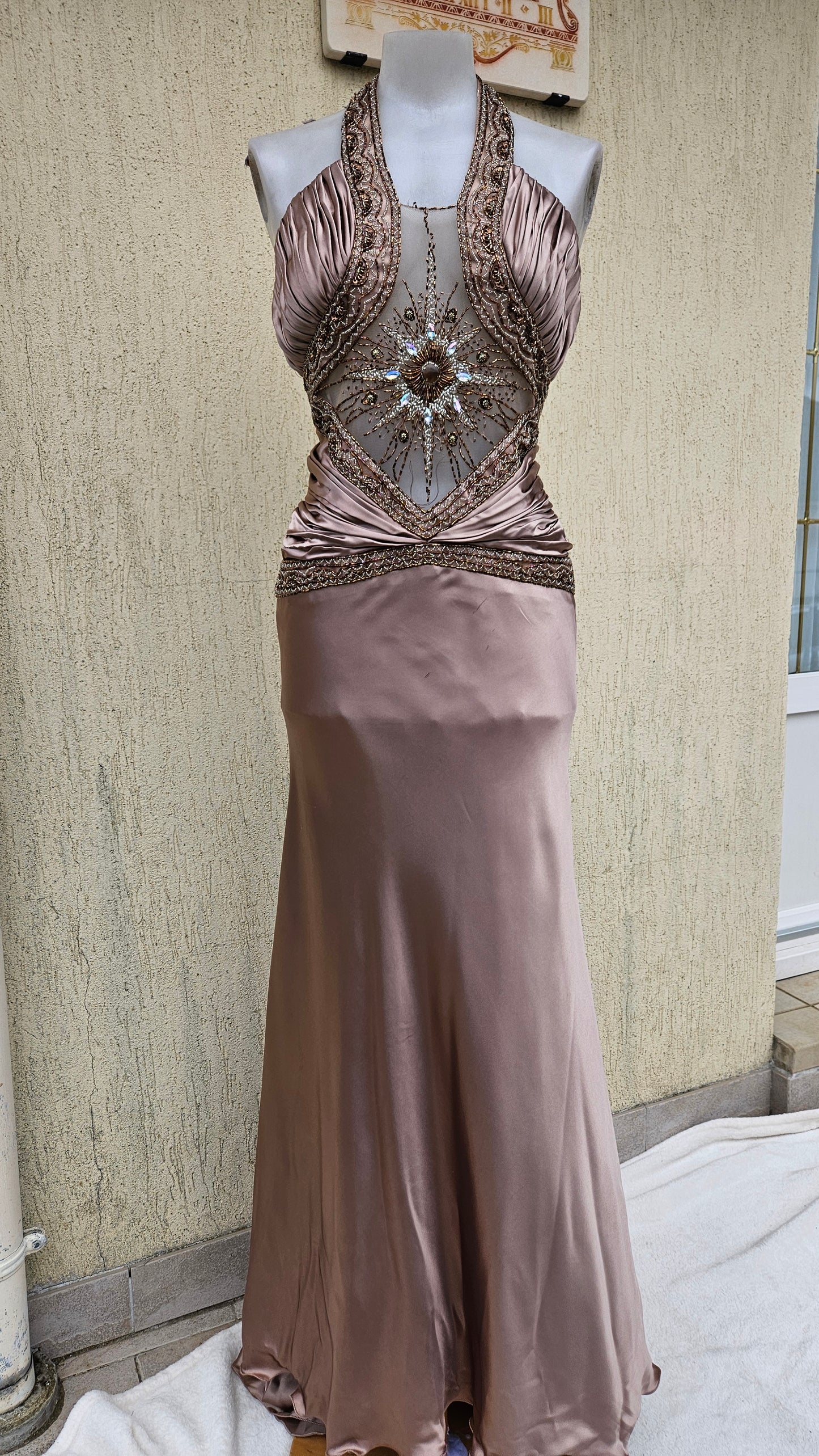Robe dos nu satinée et brodée