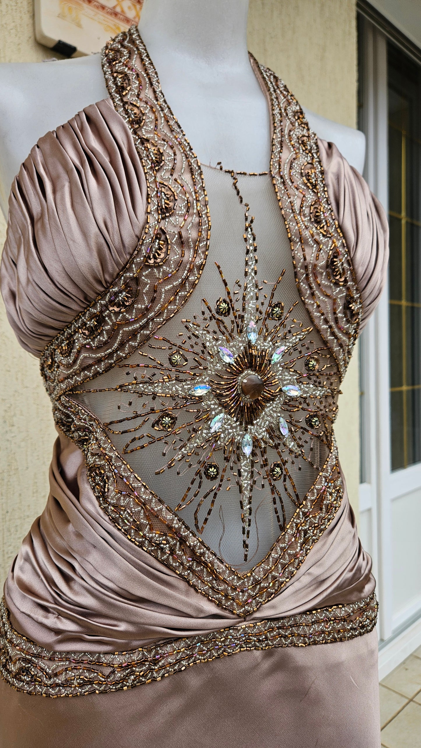 Robe dos nu satinée et brodée