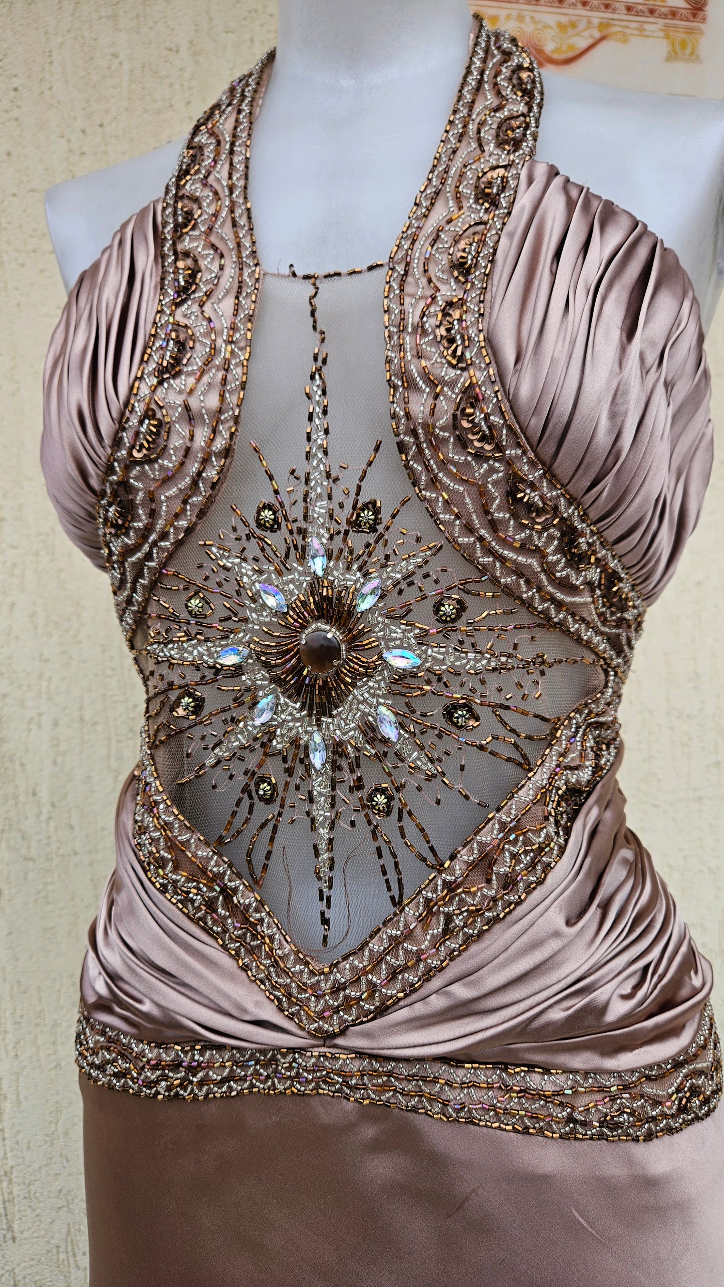 Robe dos nu satinée et brodée