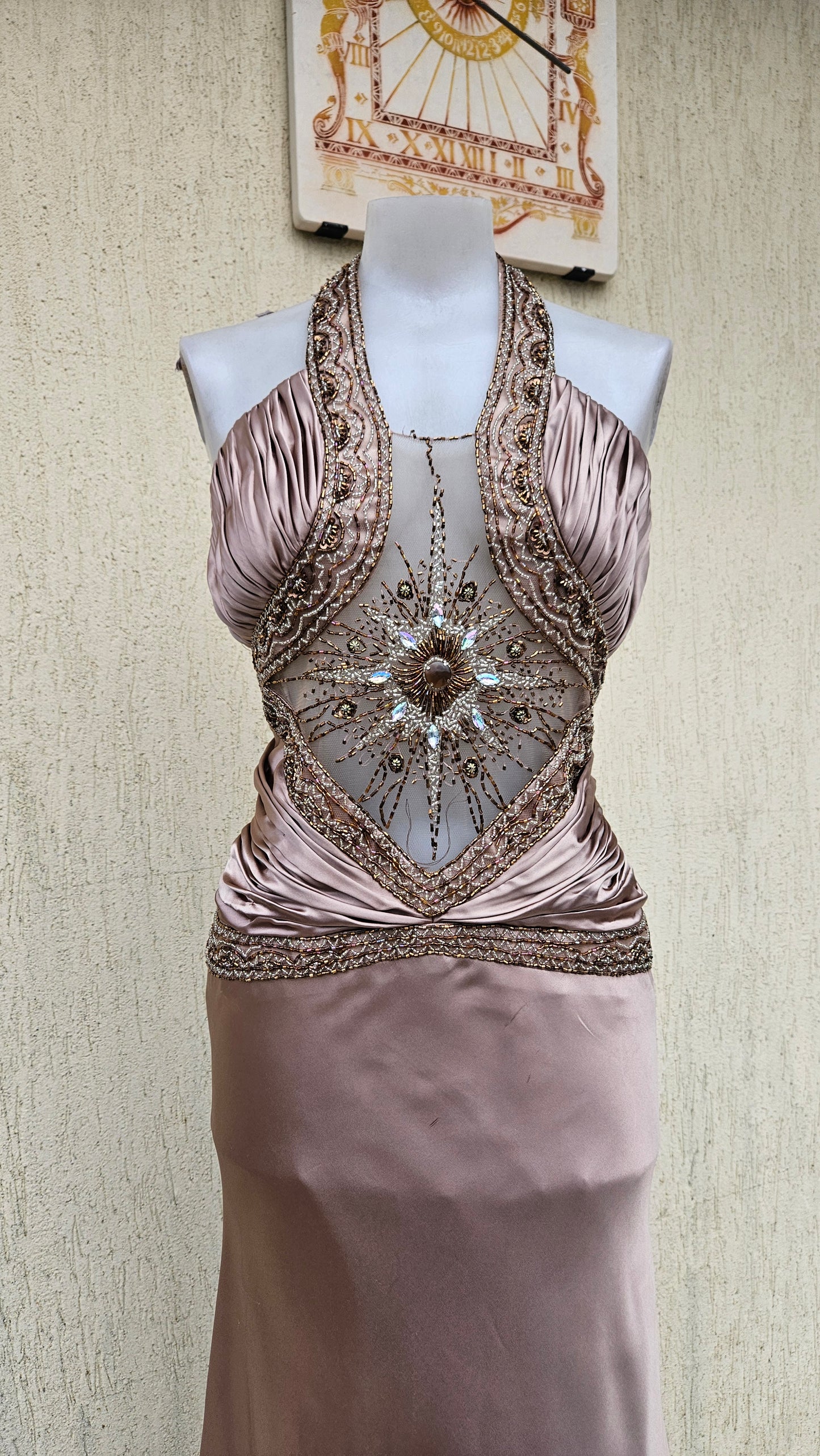 Robe dos nu satinée et brodée