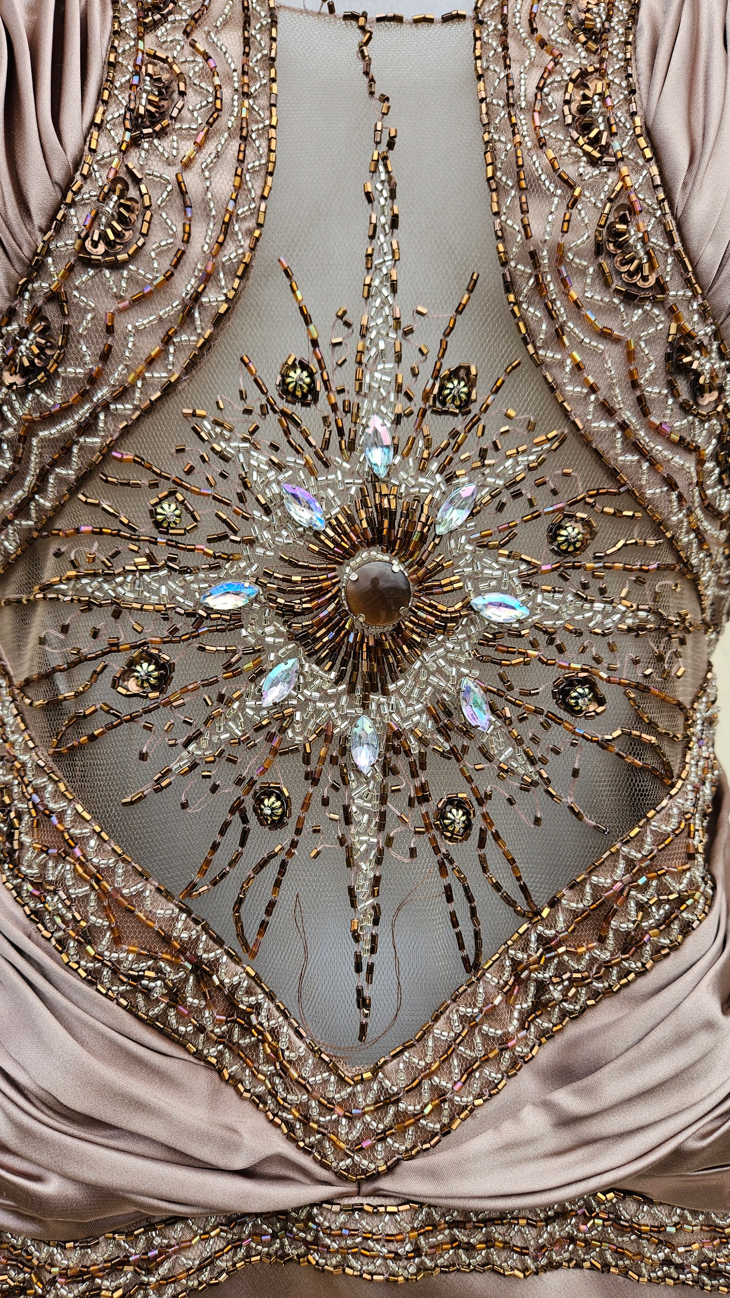 Robe dos nu satinée et brodée