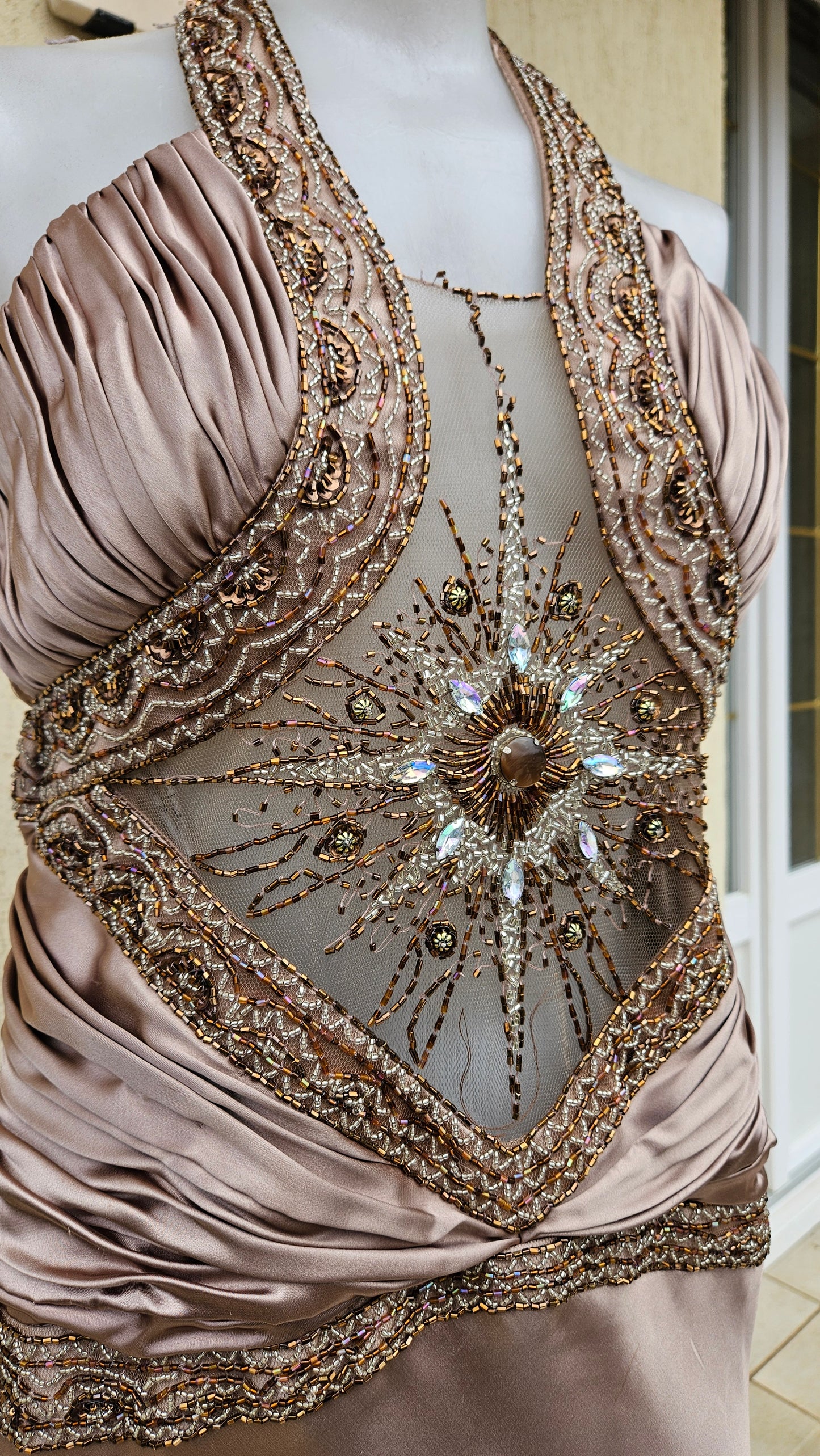 Robe dos nu satinée et brodée