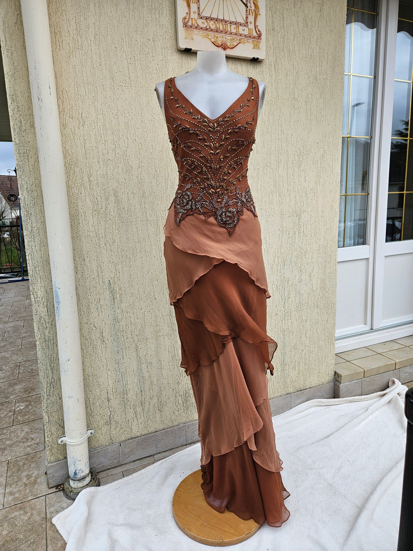 Robe en soie brodée