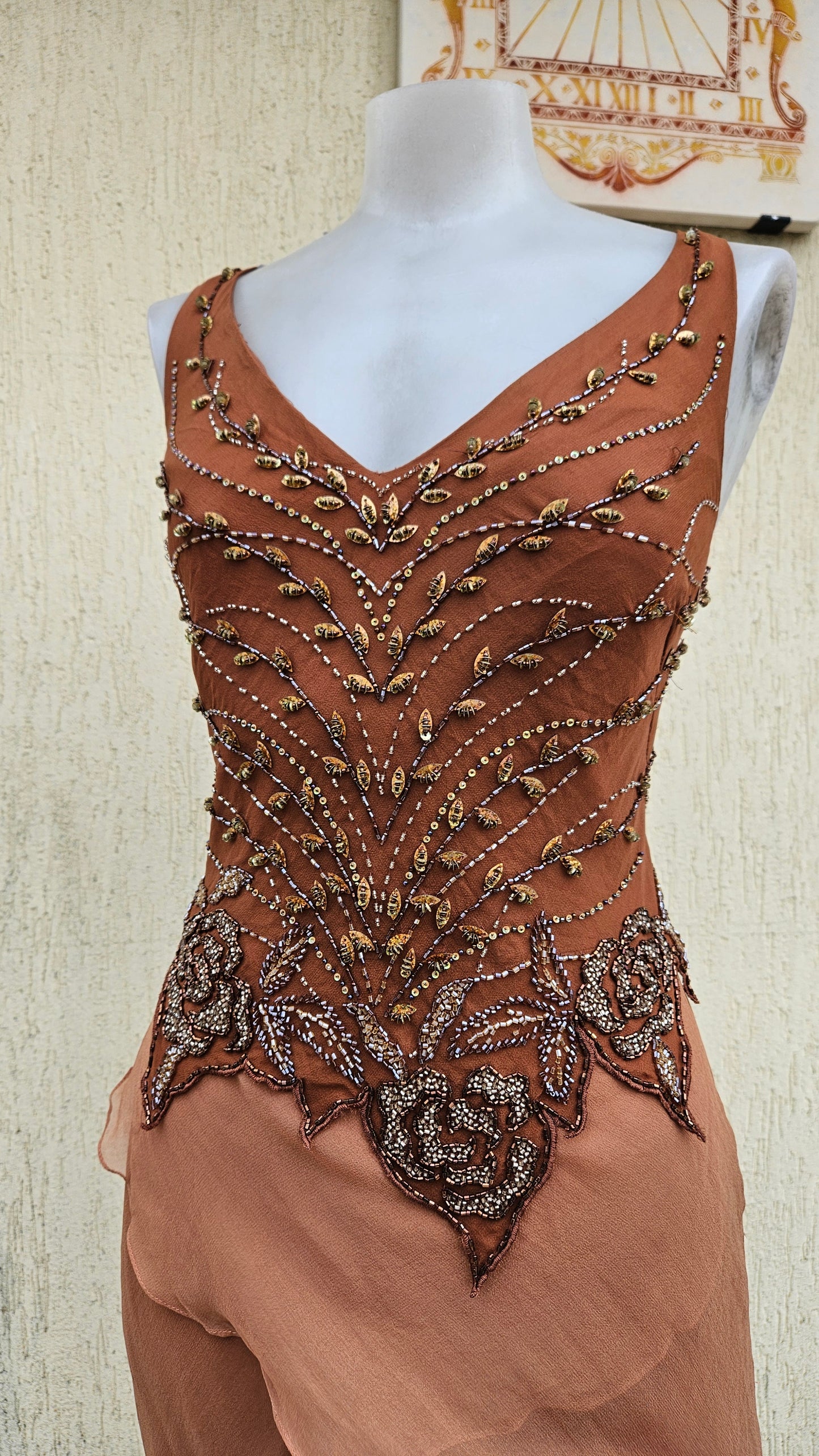 Robe en soie brodée
