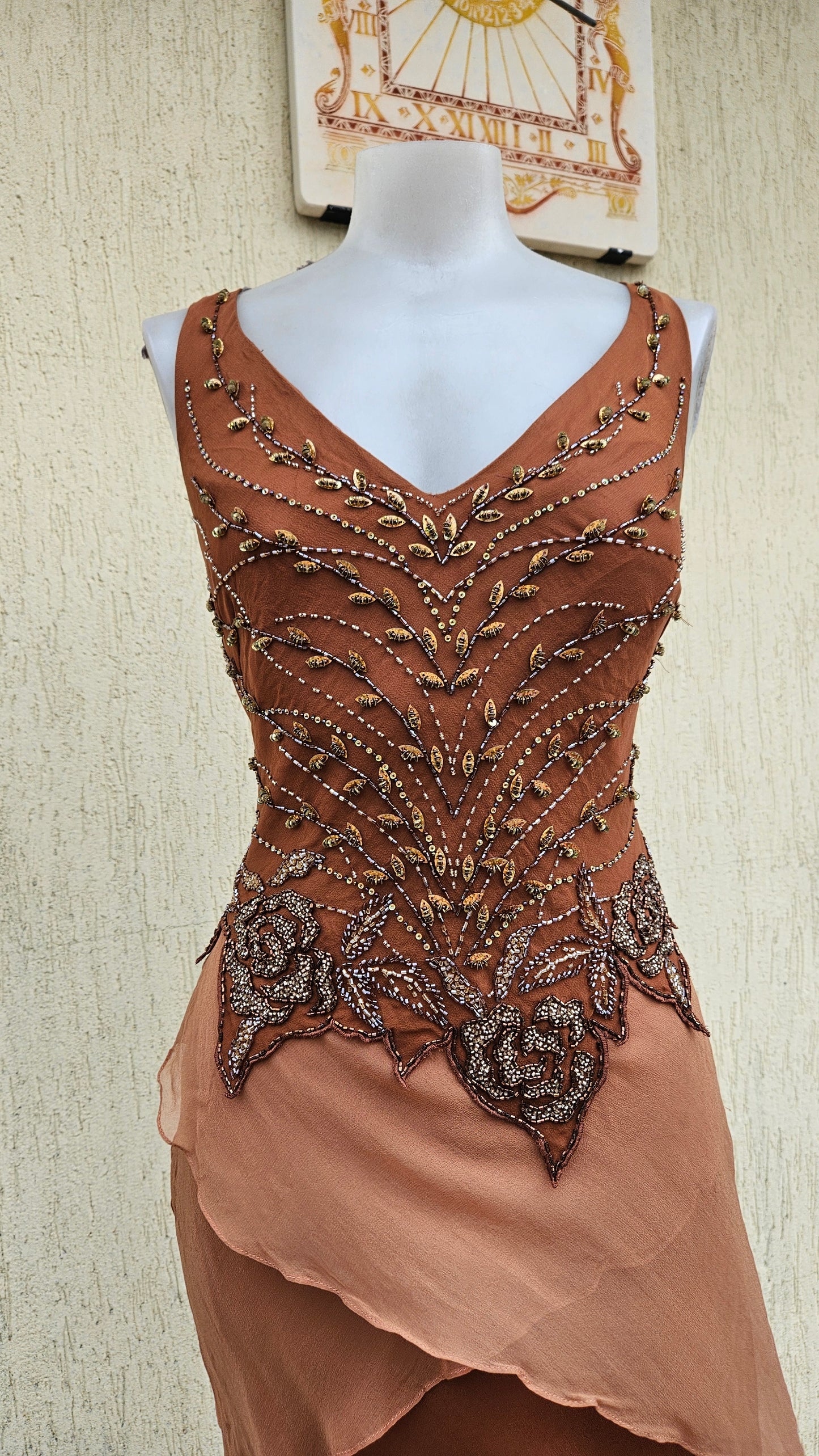 Robe en soie brodée