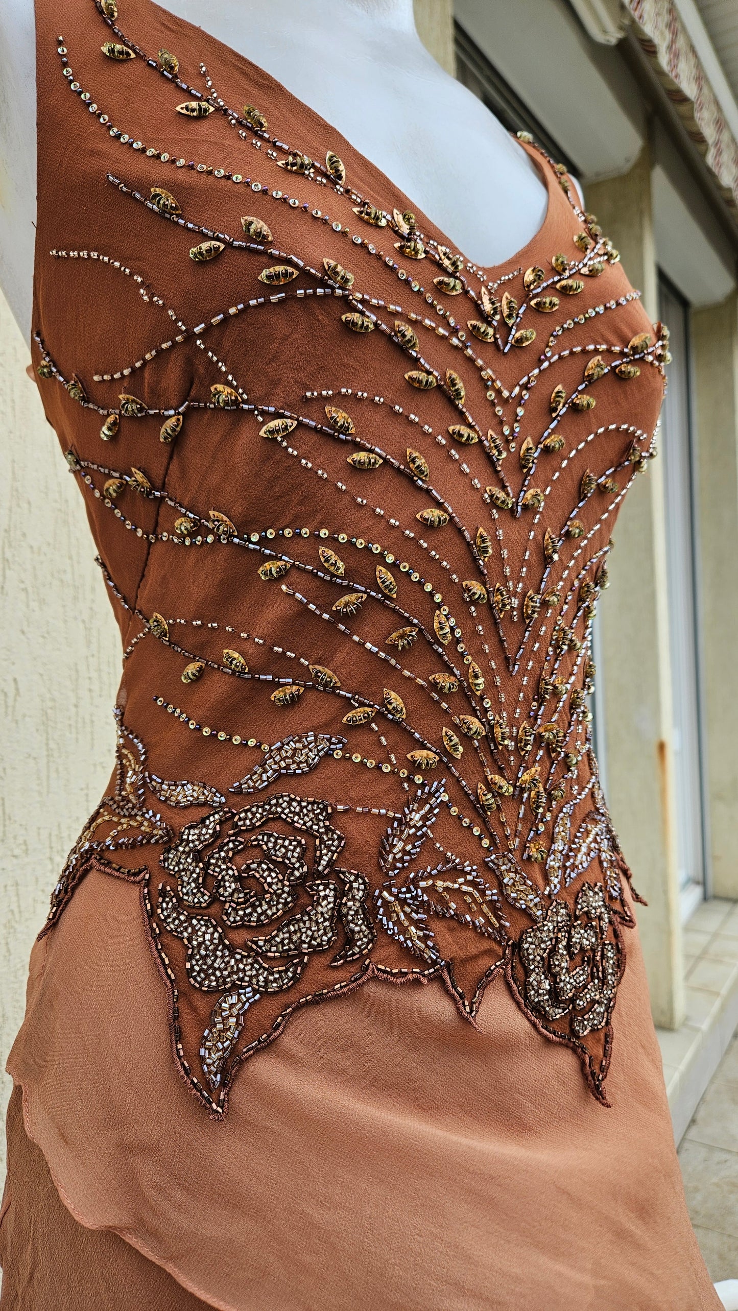 Robe en soie brodée