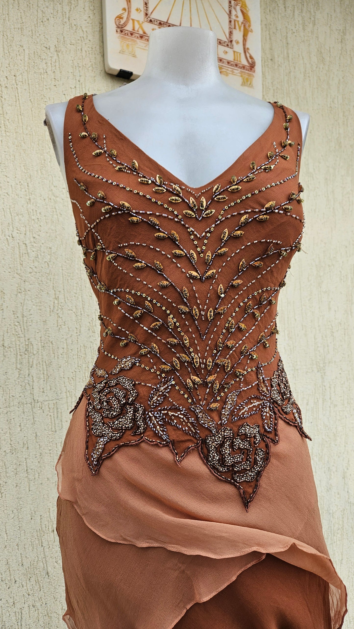 Robe en soie brodée