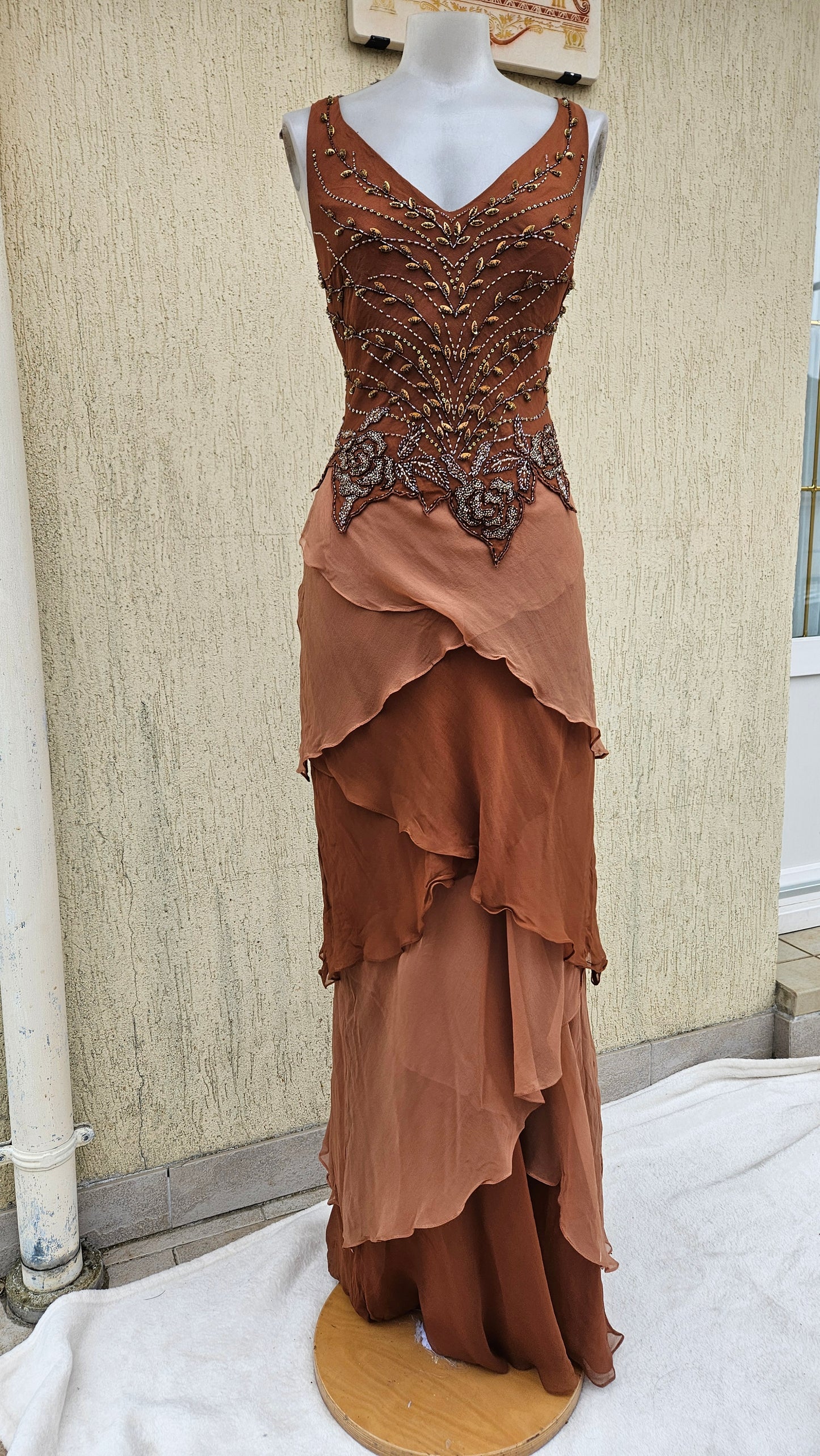 Robe en soie brodée