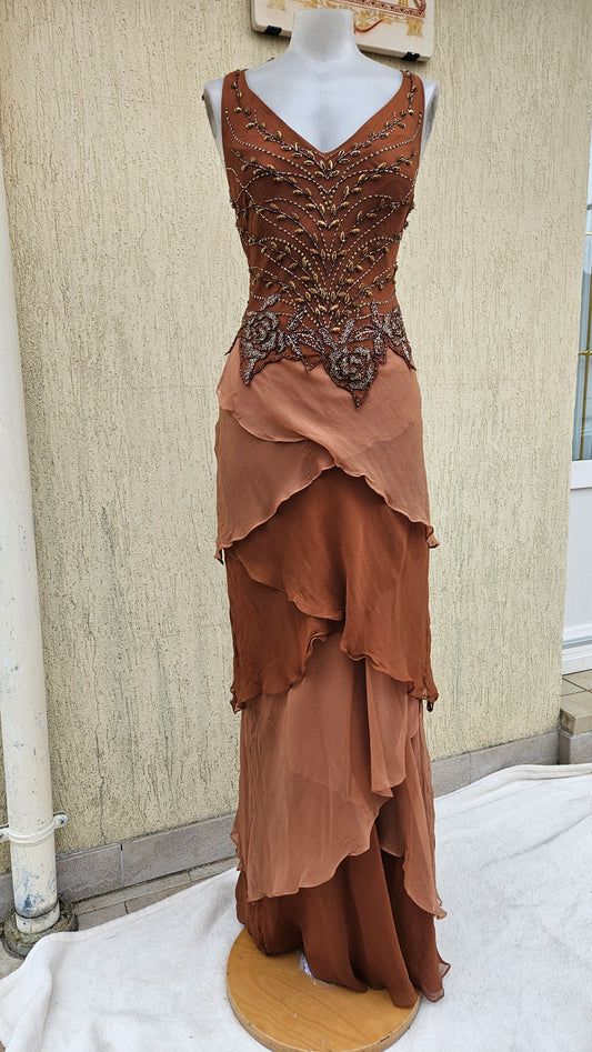 Robe en soie brodée