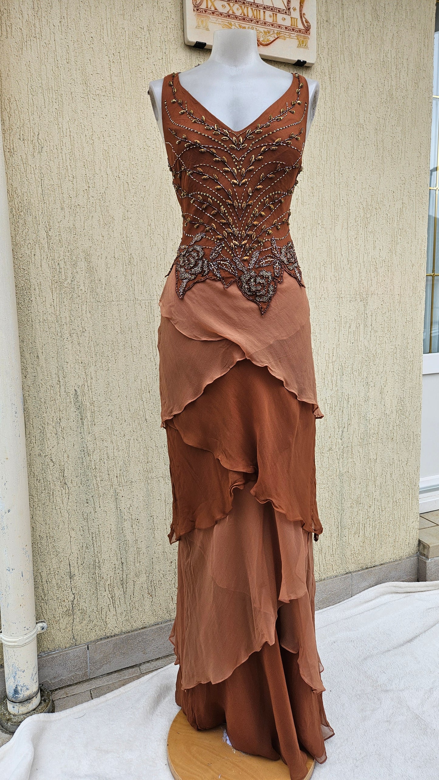 Robe en soie brodée