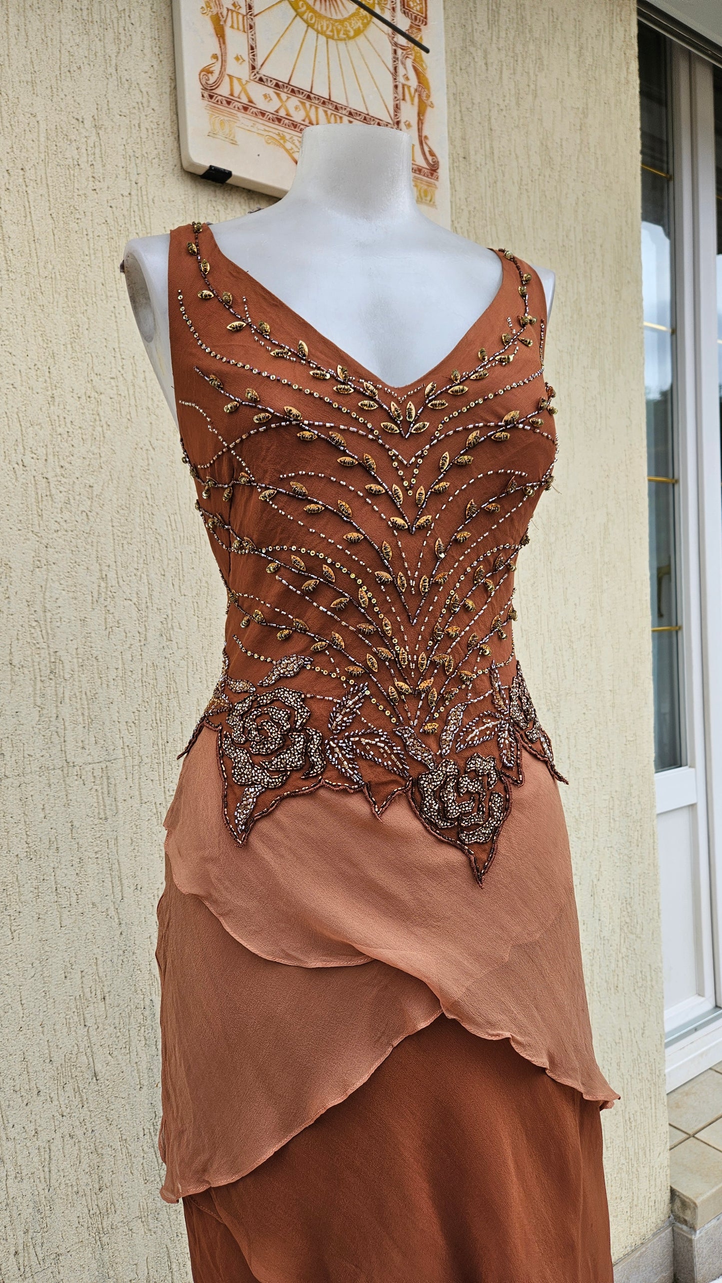 Robe en soie brodée