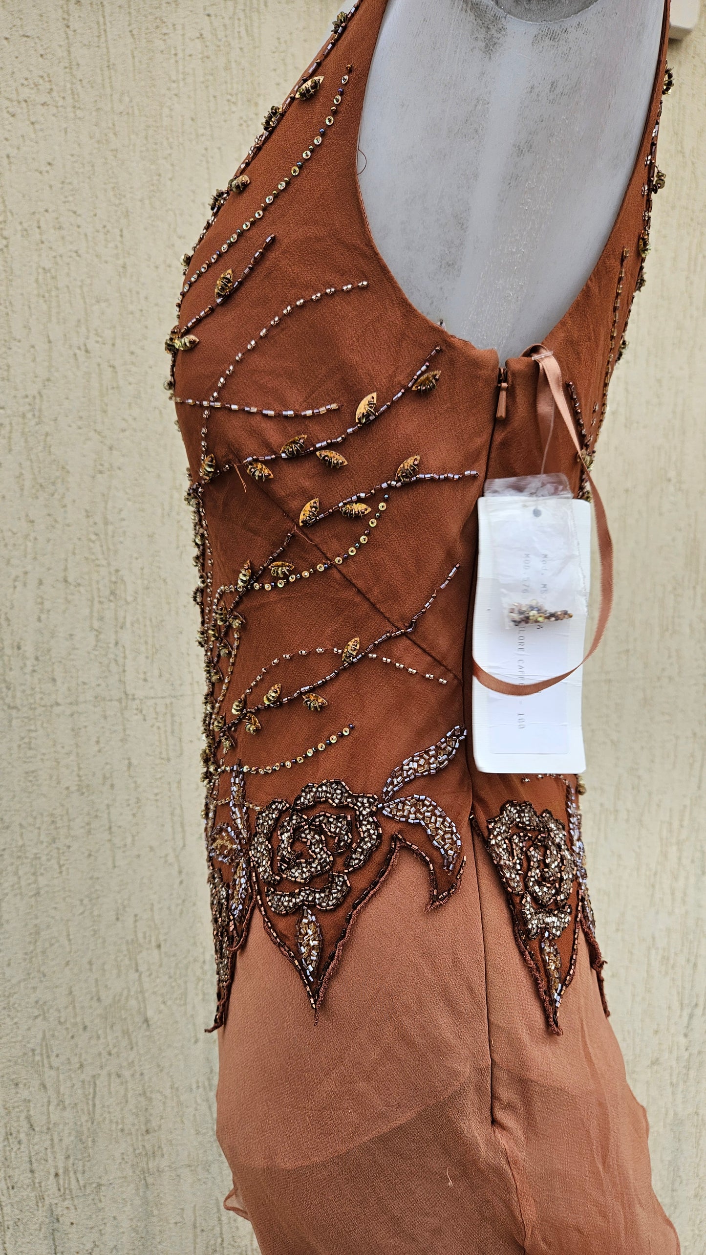 Robe en soie brodée