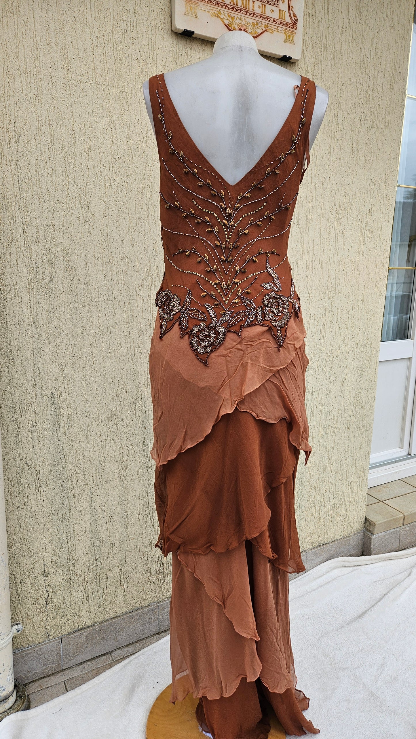 Robe en soie brodée