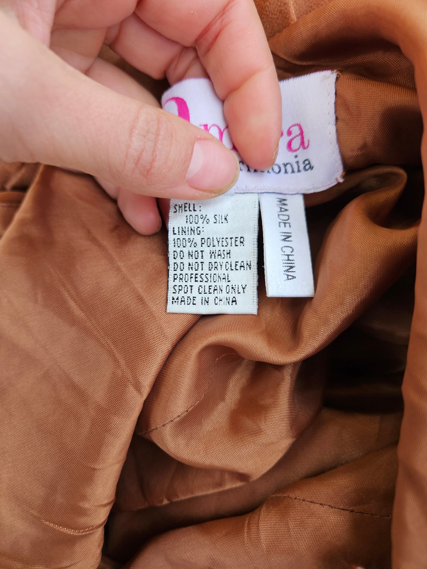 Robe en soie brodée