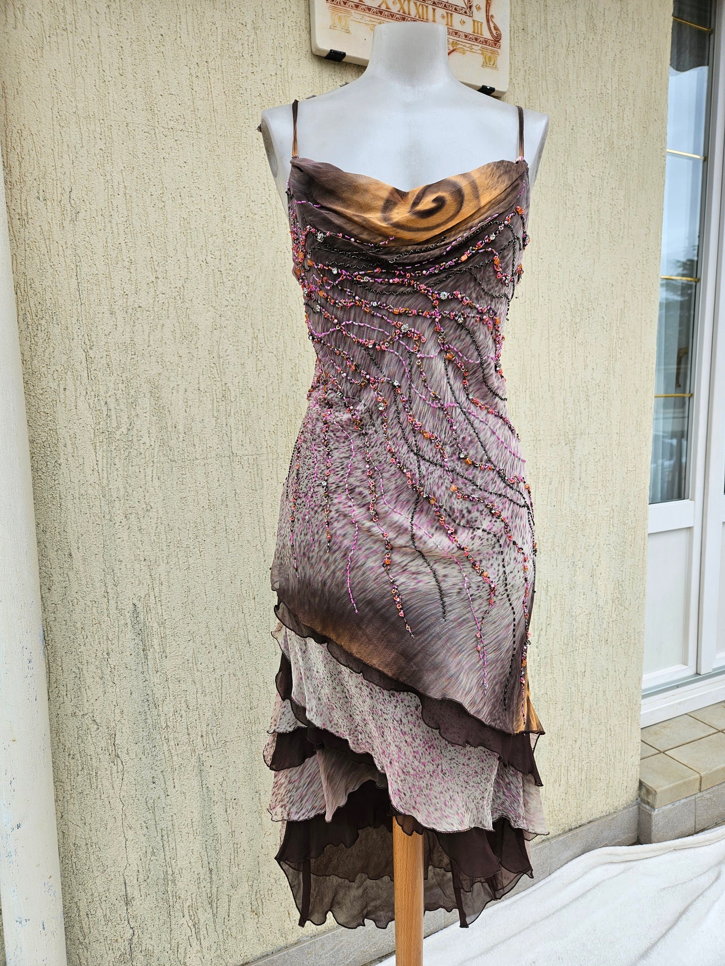 Robe asymétrique en soie brodée