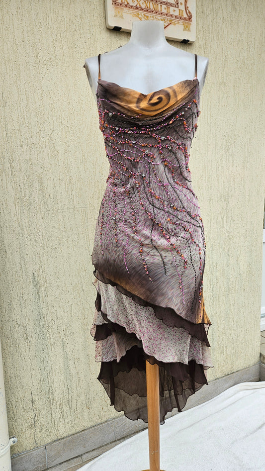 Robe asymétrique en soie brodée