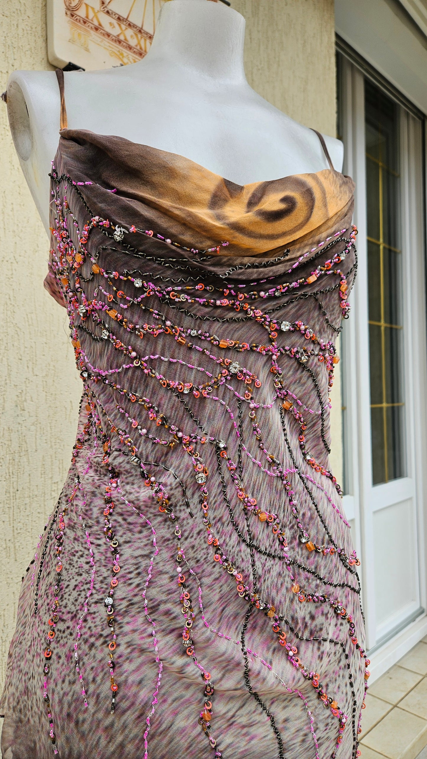 Robe asymétrique en soie brodée