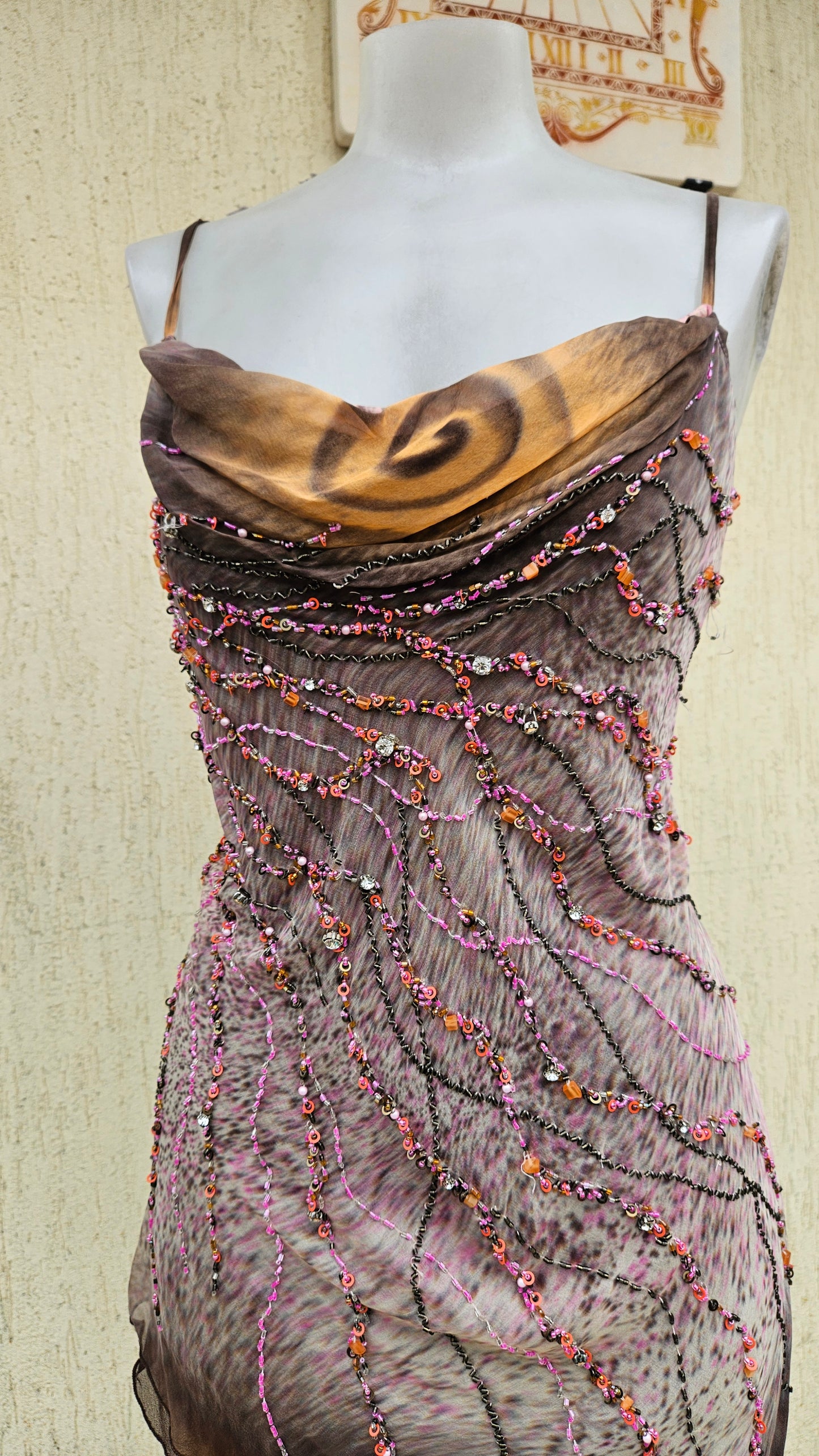 Robe asymétrique en soie brodée
