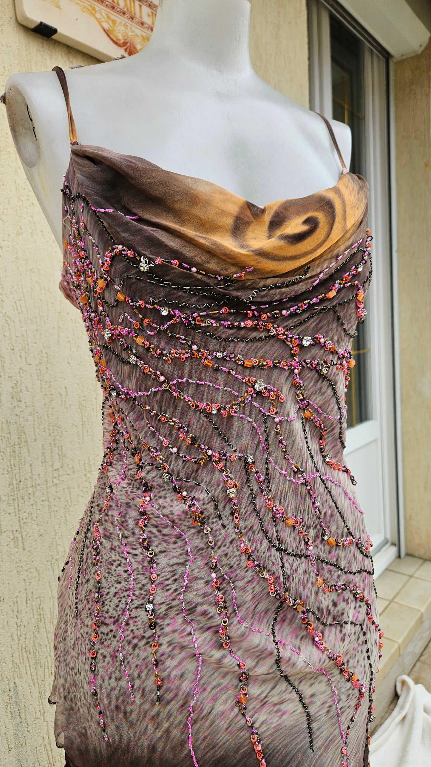 Robe asymétrique en soie brodée