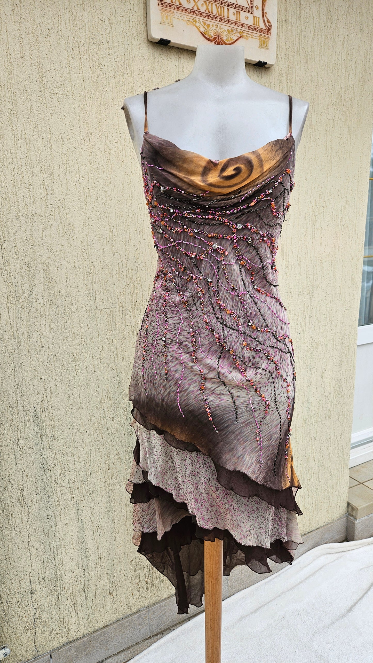 Robe asymétrique en soie brodée