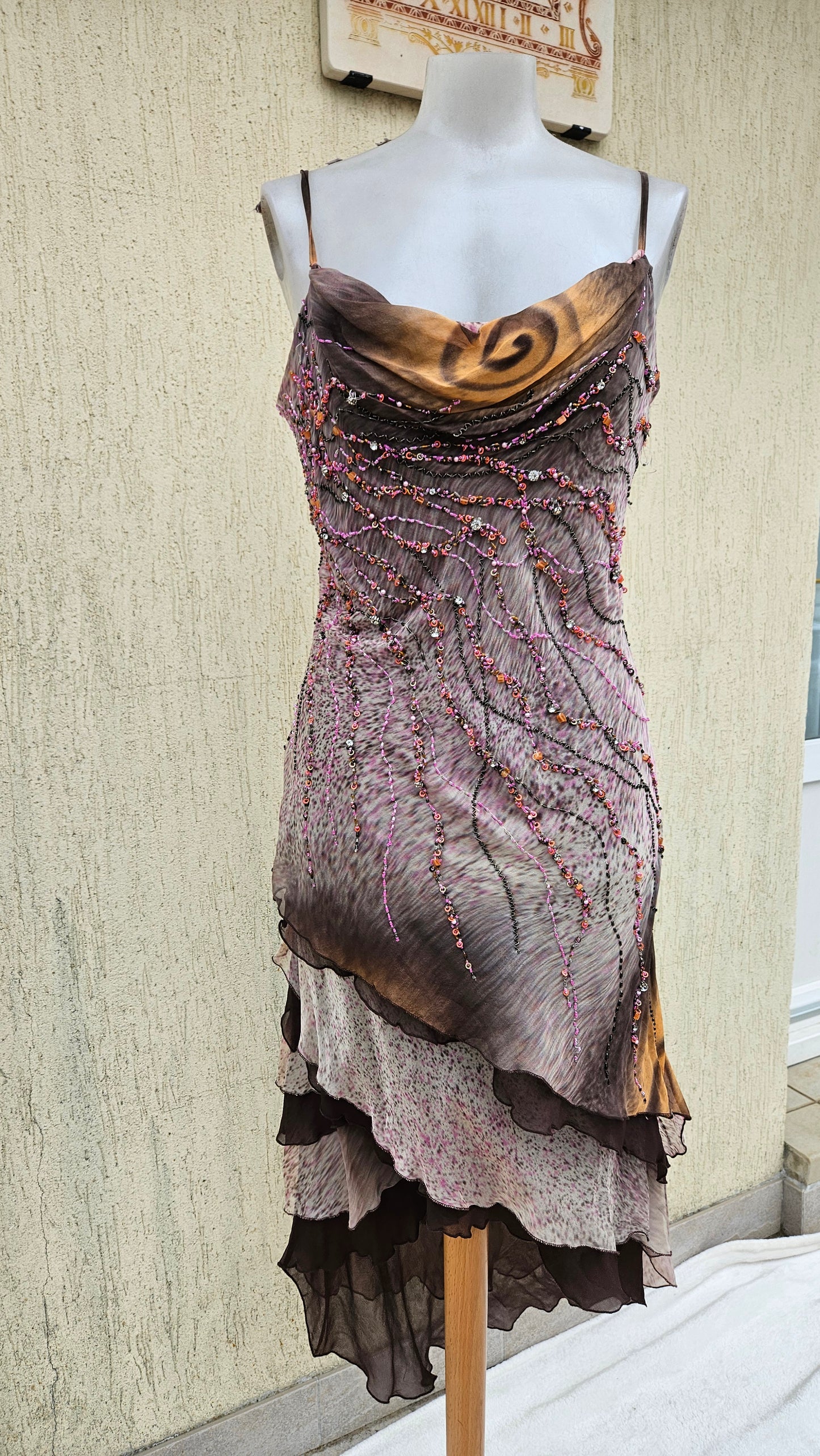 Robe asymétrique en soie brodée