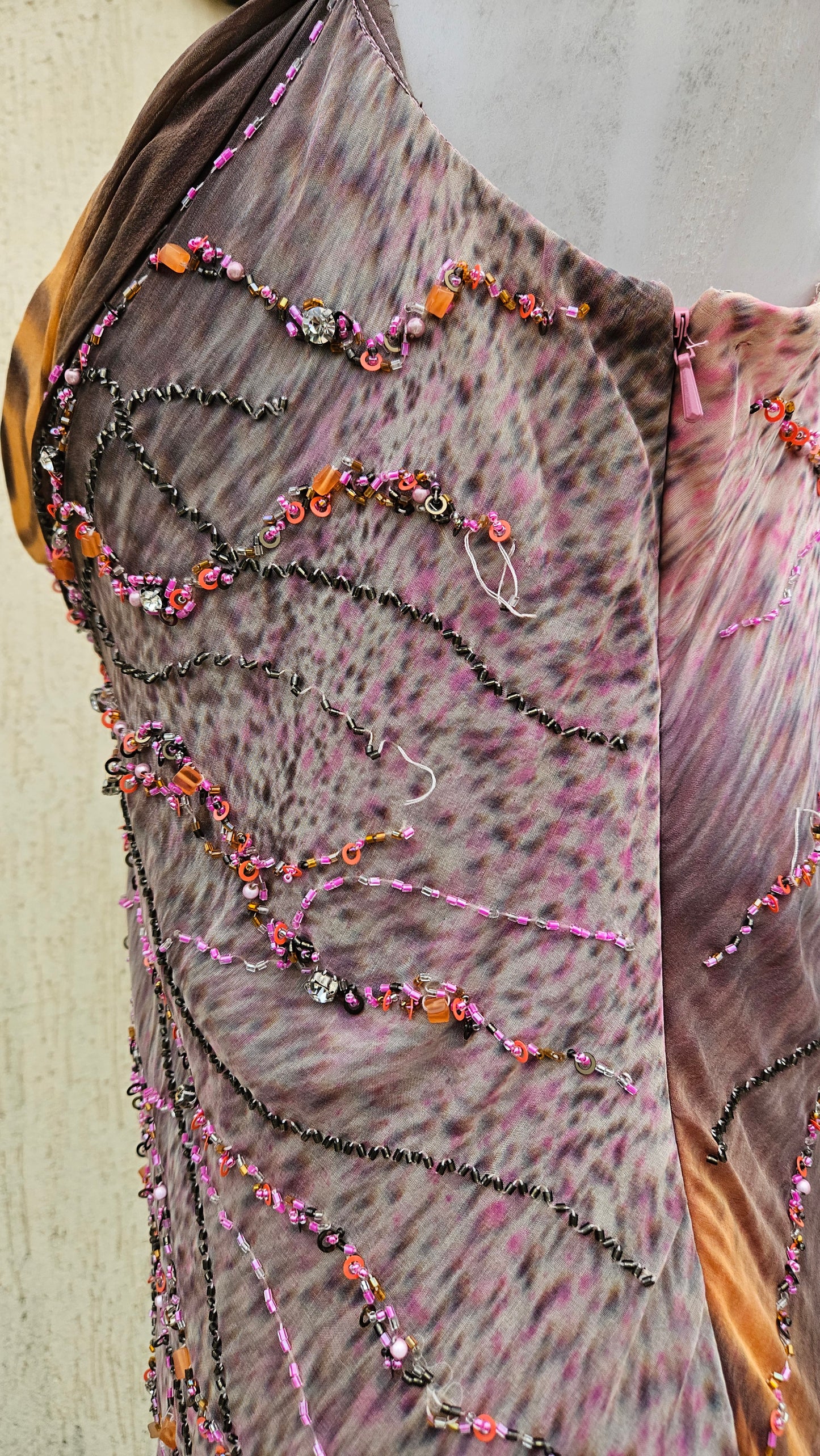 Robe asymétrique en soie brodée